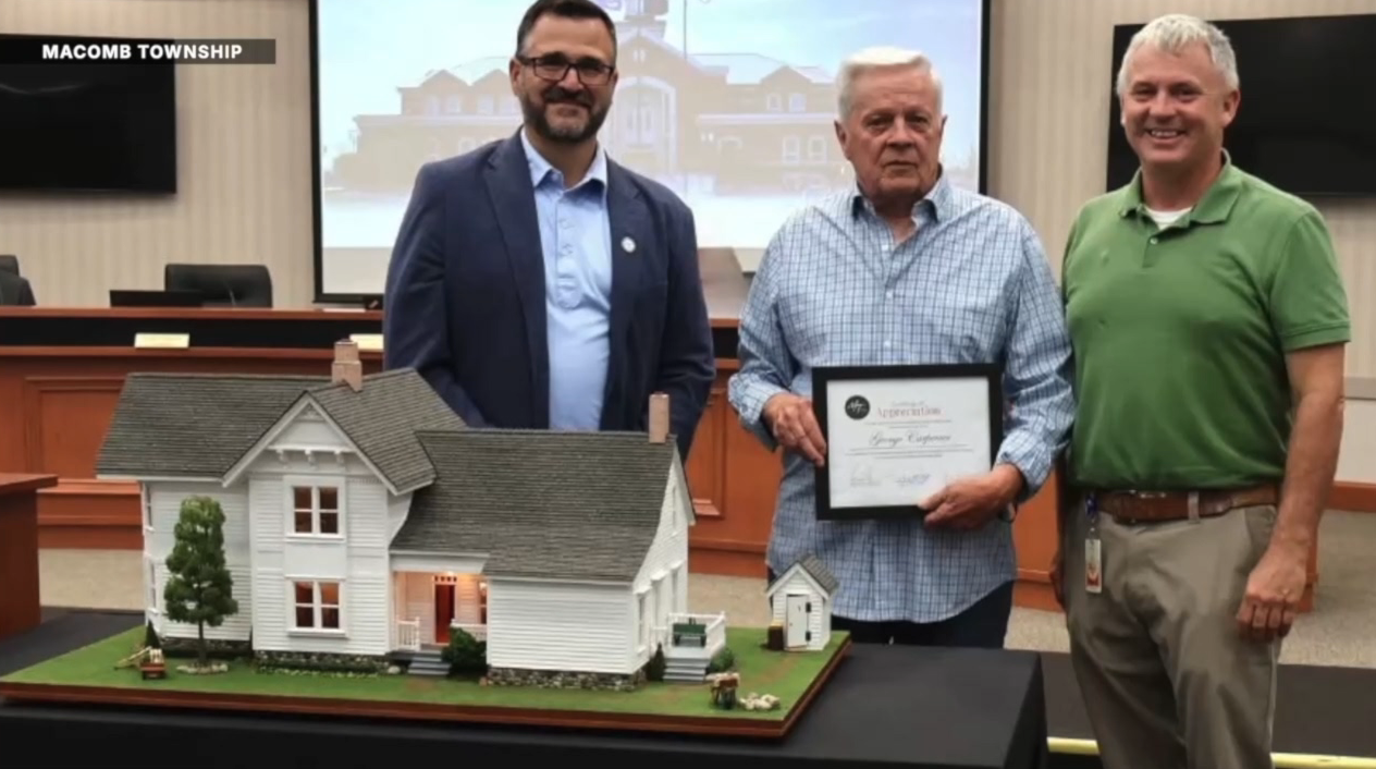 Ветеран ВМФ Джордж Карпентер передал township макет исторического здания, отстроенный за 1950 часов