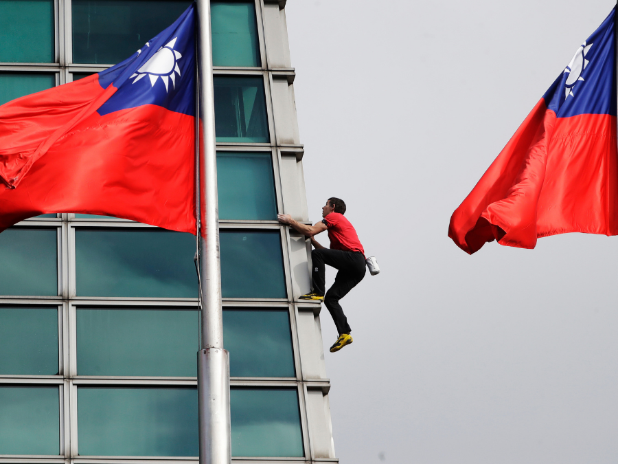 US rock climber Alex Honnold reaches top of Taipei 101 skyscraper without ropes