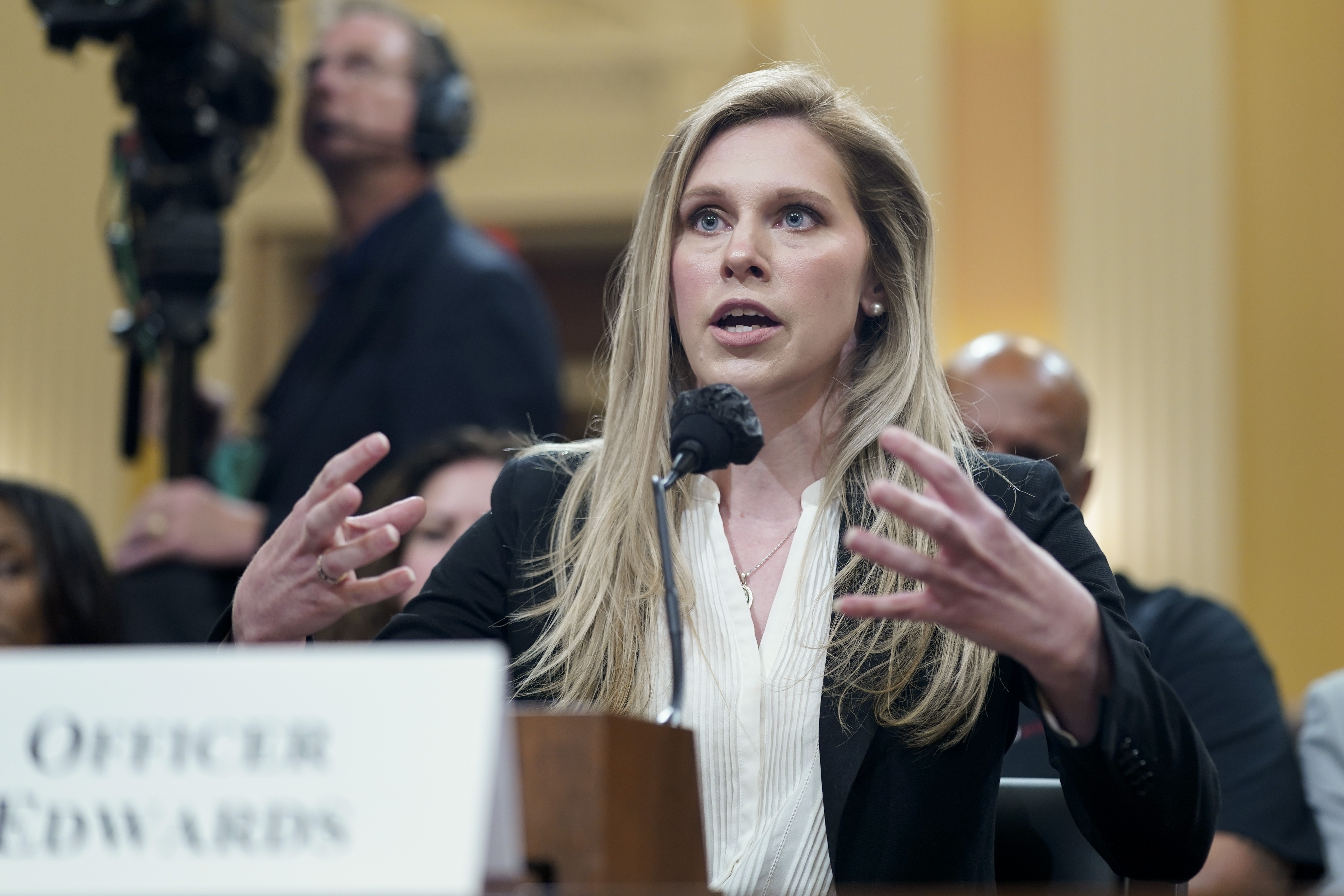 Capitol officer recounts Jan. 6 'war scene' in her testimony - Vimarsana News