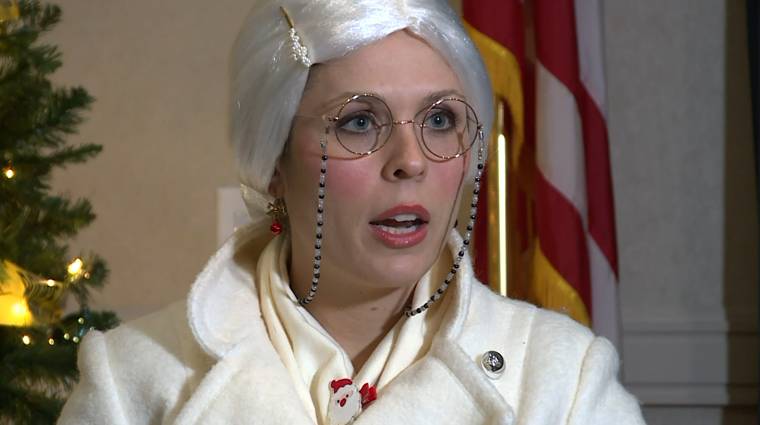 Dressed as Mrs. Claus, this off-duty Virginia officer helped a woman in crisis - Vimarsana News