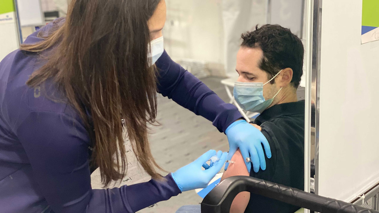 AdventHealth Tampa vaccinates first round of frontline workers with COVID-19 vaccine - Vimarsana News