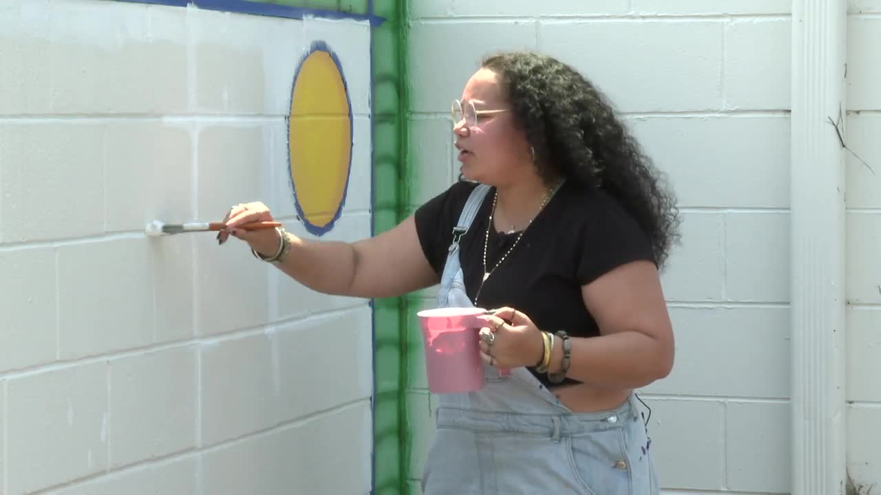 Why she's putting her all into beautifying a Petersburg hospice mural - Vimarsana News