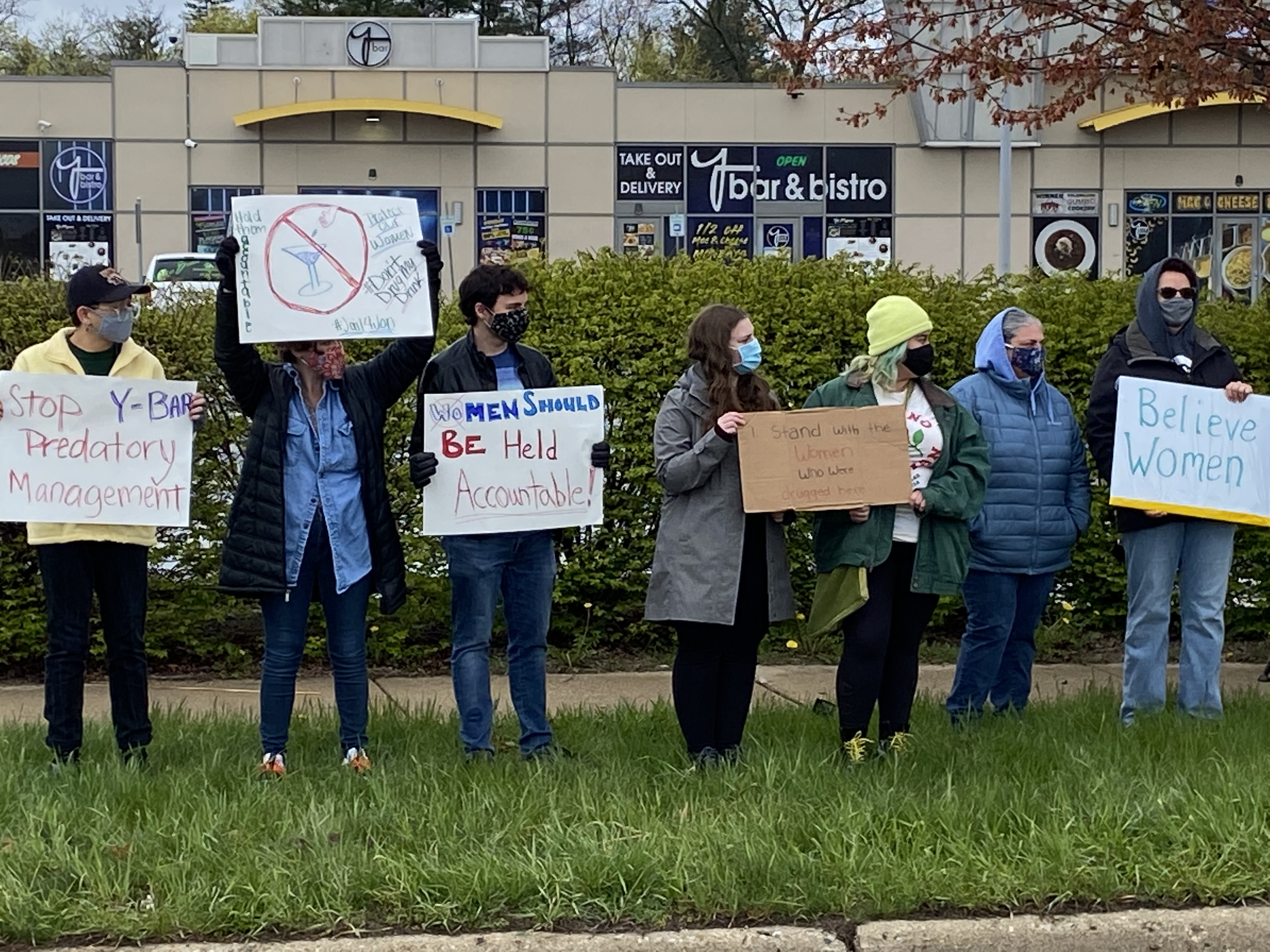 Protestors gather in front of Kalamazoo bar to raise awareness to allegations of drink tampering - Vimarsana News