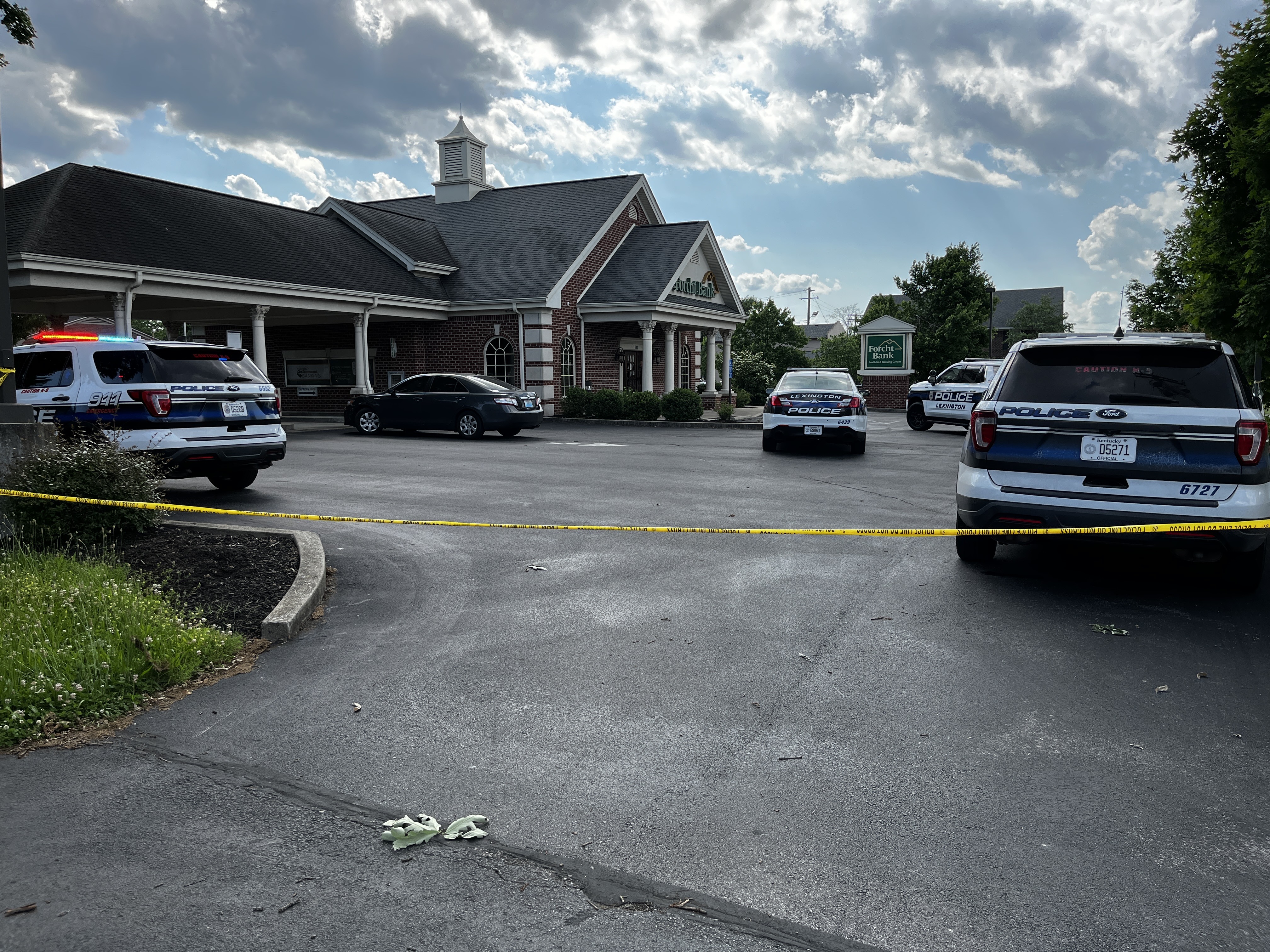 LPD: 2 men in traffic vests, face masks rob Lexington bank - Vimarsana News