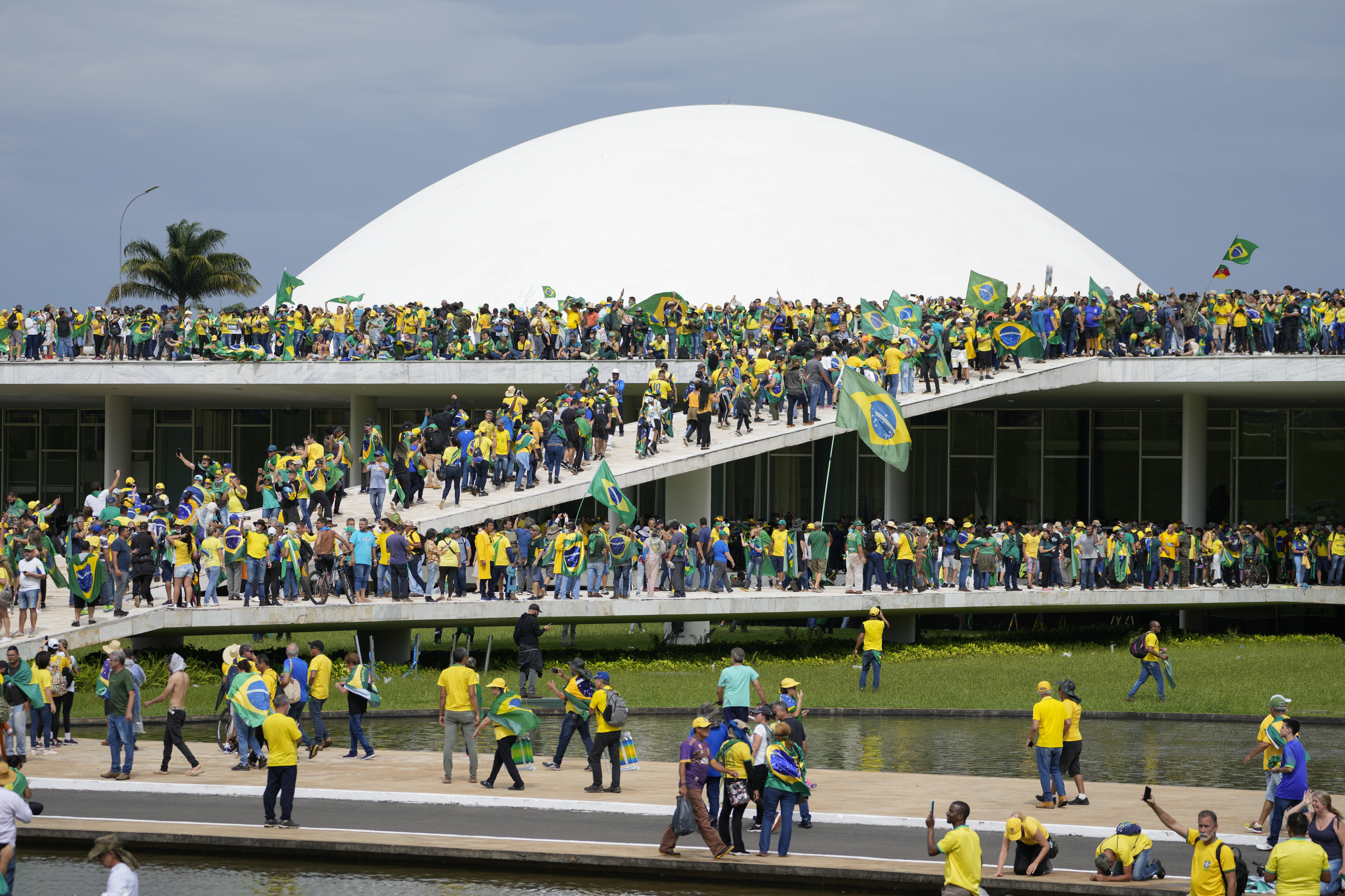 Pro-Bolsonaro protesters storm Brazil's Congress, high court - Vimarsana News