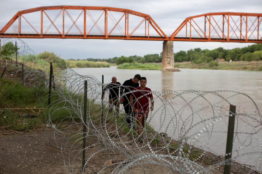 Border patrol: 9 migrants die crossing swift Texas river - Vimarsana News