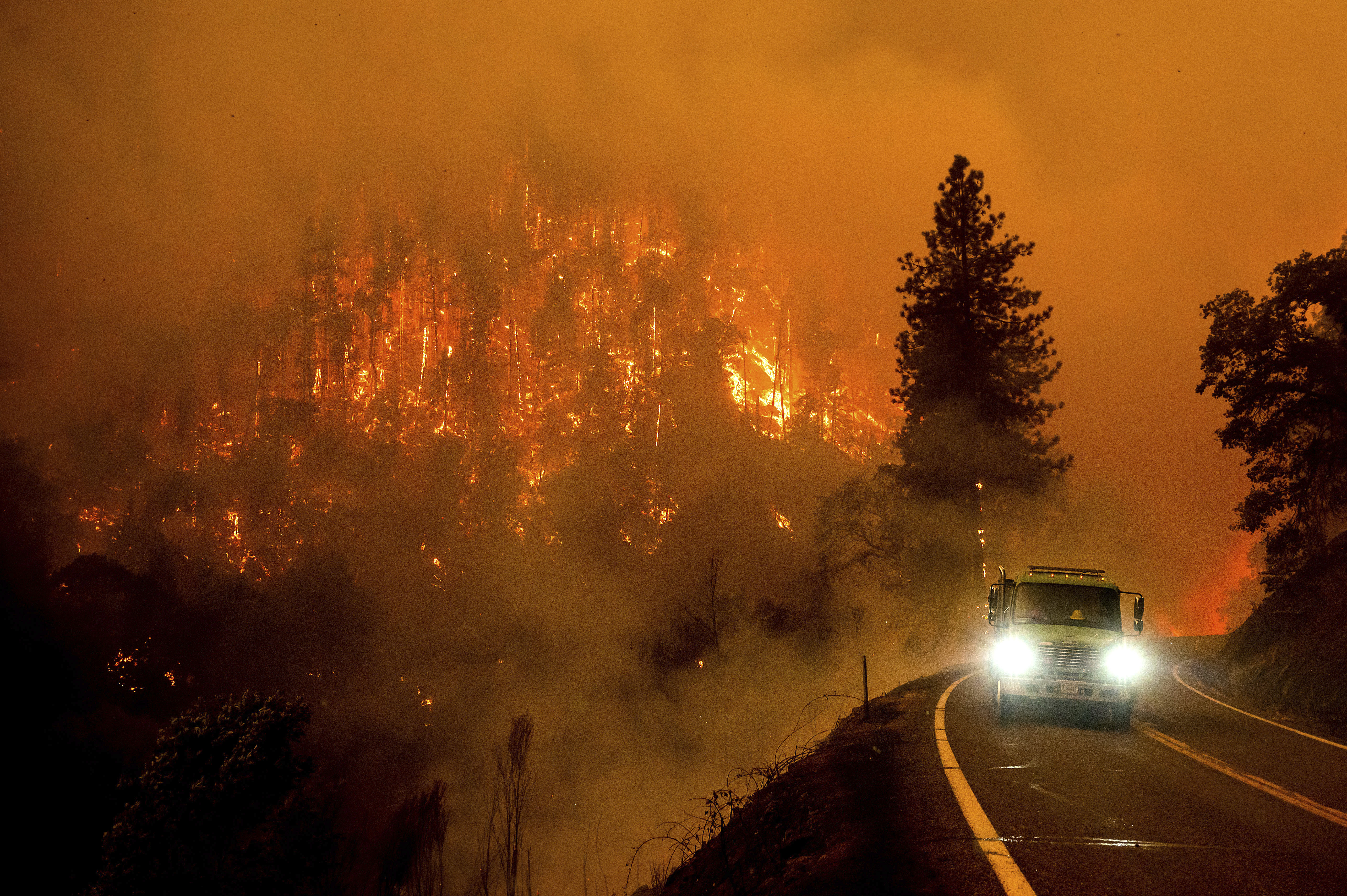 Heat, wind threaten to whip up growing Western wildfires - Vimarsana News