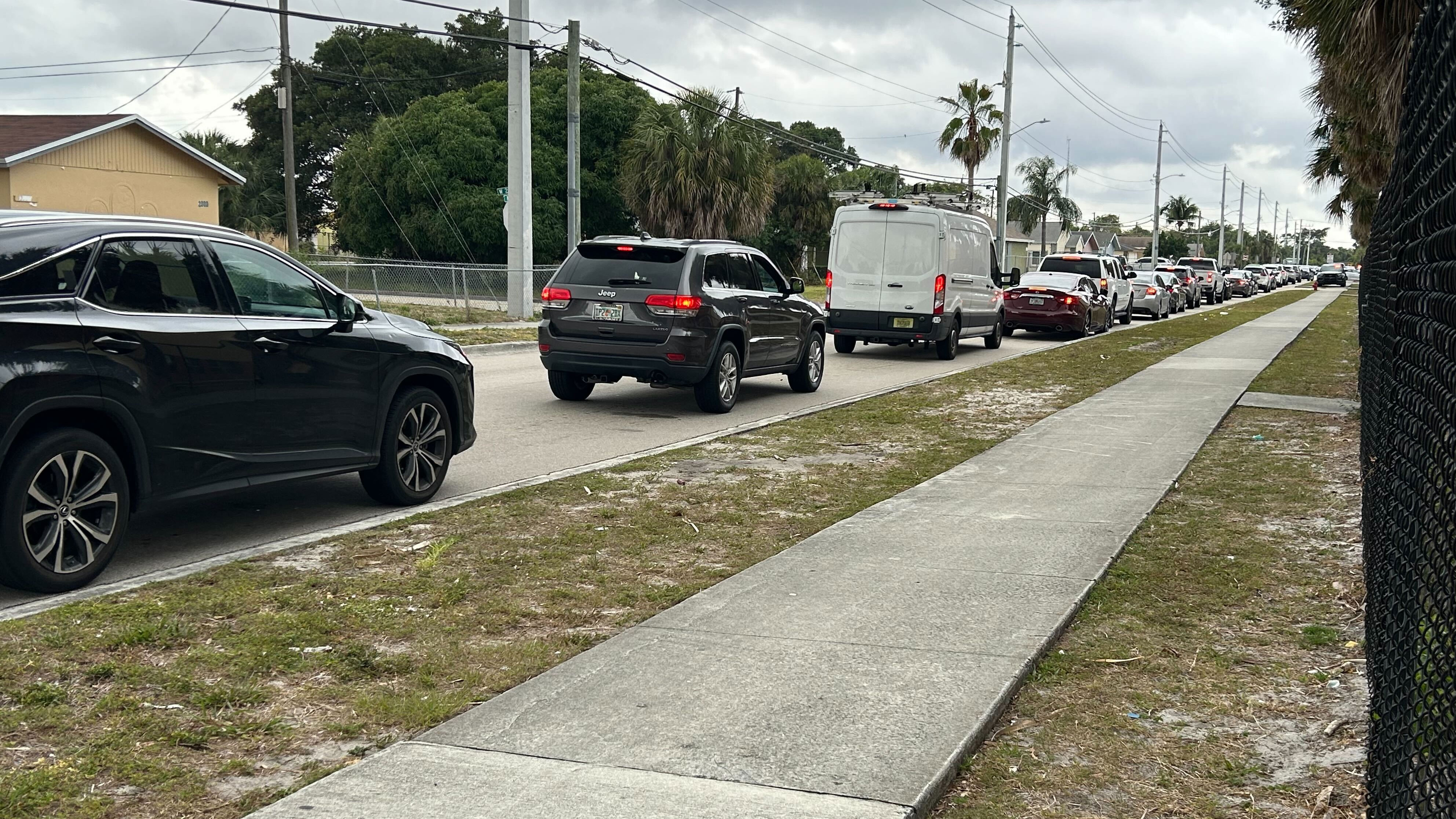 Parents confronted by long lines, confusion at Suncoast HS - Vimarsana News