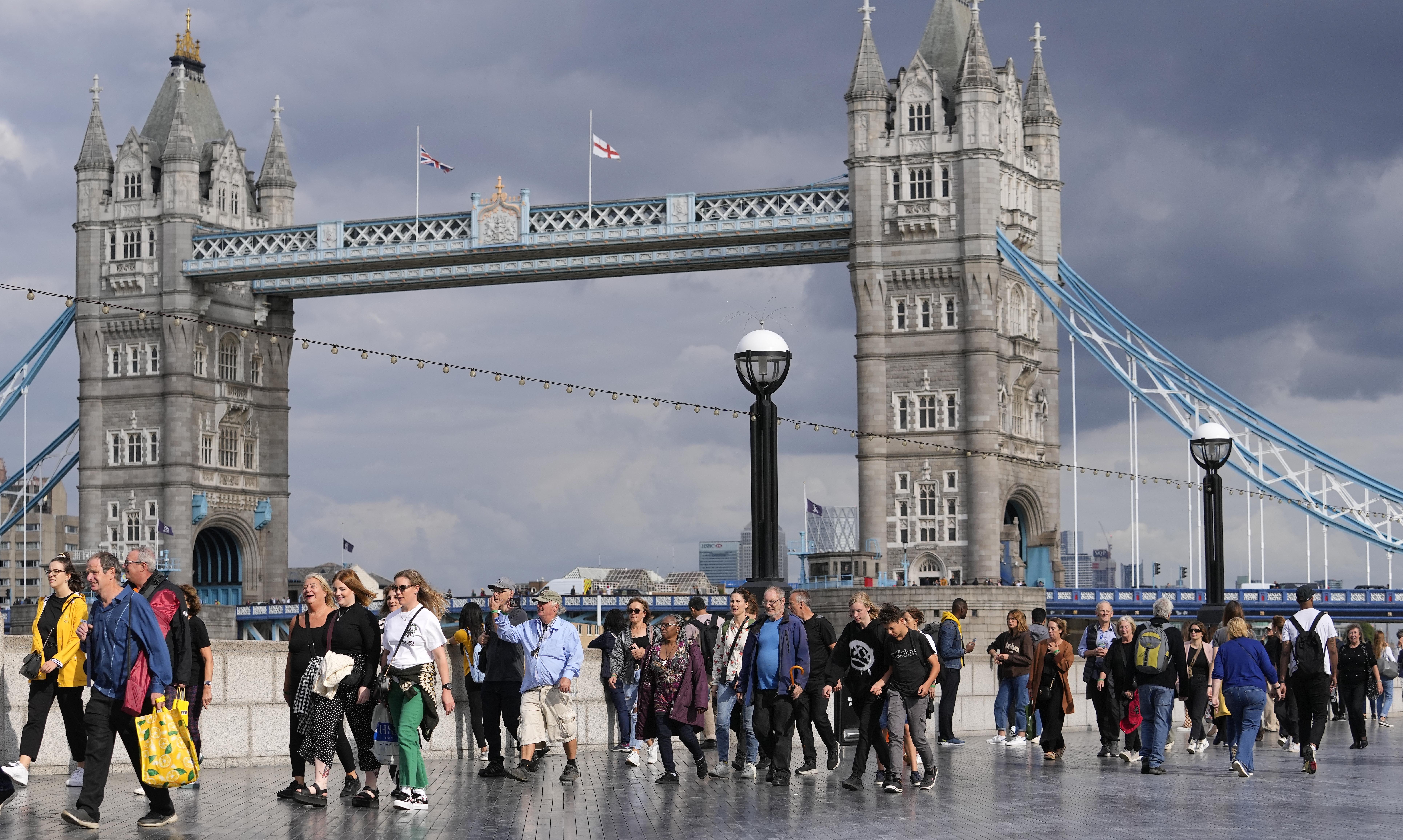 London mourners brave 9-hour wait to say goodbye to queen - Vimarsana News