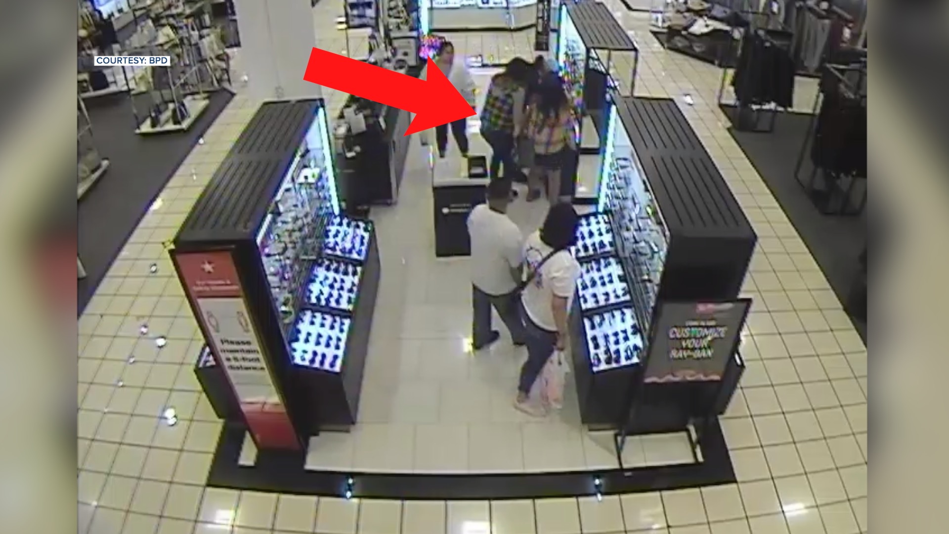 Thieves Steal $15k worth of sunglasses from Macy's in Bakersfield - Vimarsana News
