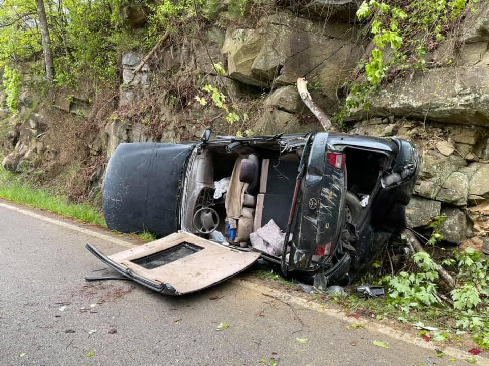 One person hospitalized after car drives off cliff in Laurel County - Vimarsana News