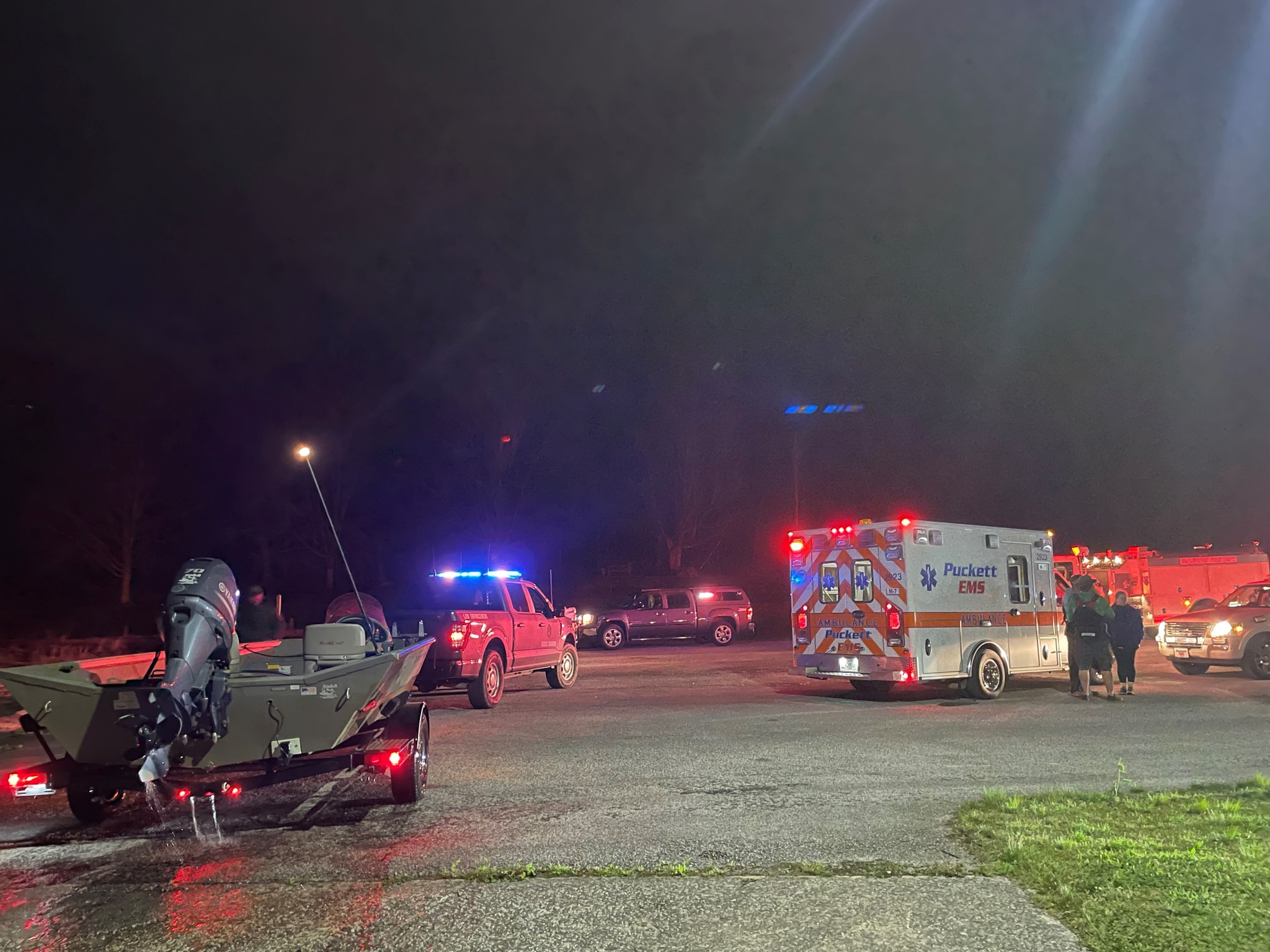 33 kayakers, including children rescued near Nicakjack cave in Marion County - Vimarsana News