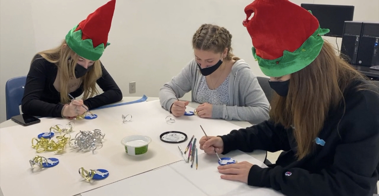 Tech-savvy students at Alonso High School make holiday ornaments for families in need - Vimarsana News