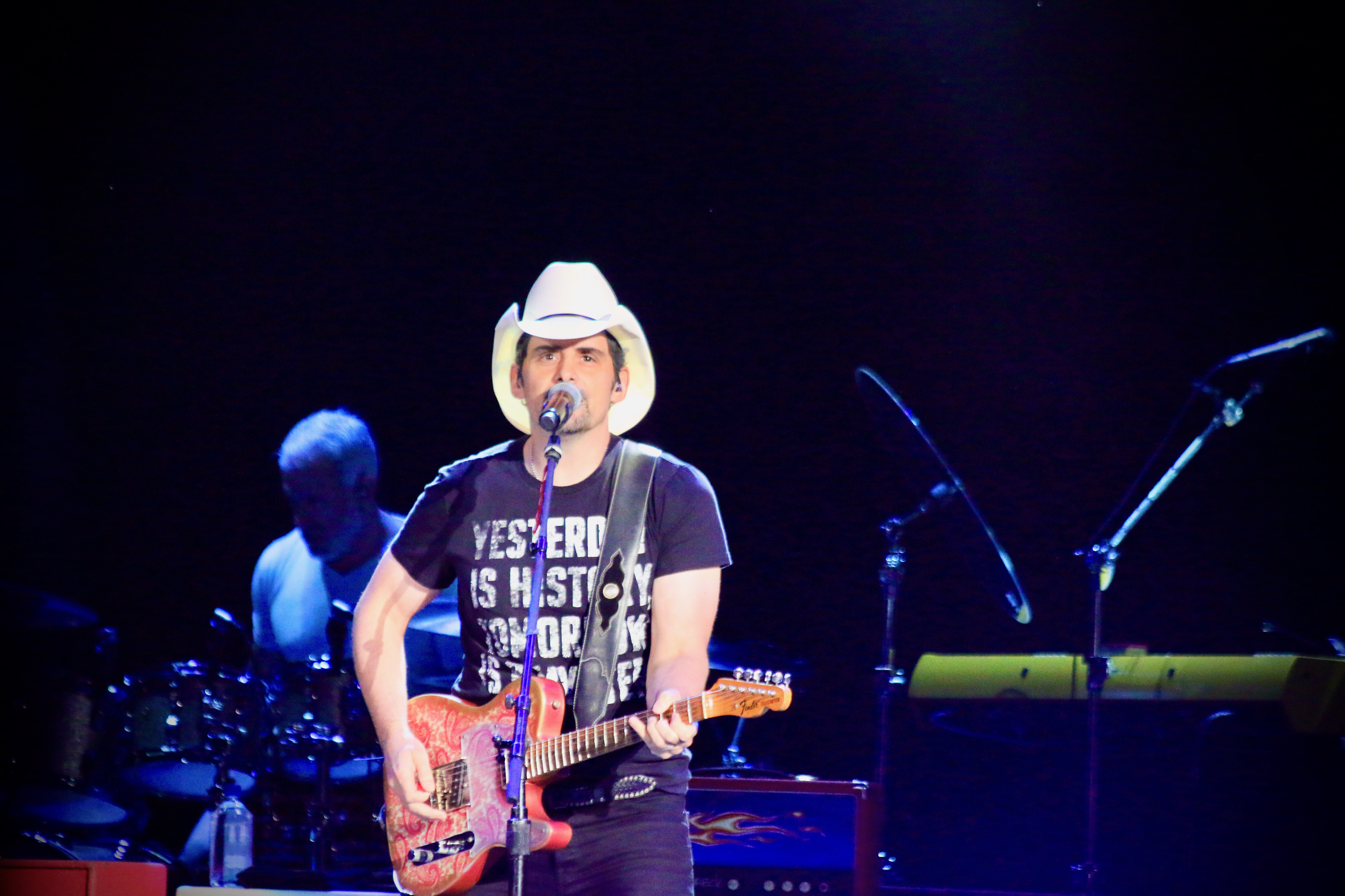 Brad Paisley tells West Palm crowds, 'This place looks a lot better with you in it!' - Vimarsana News