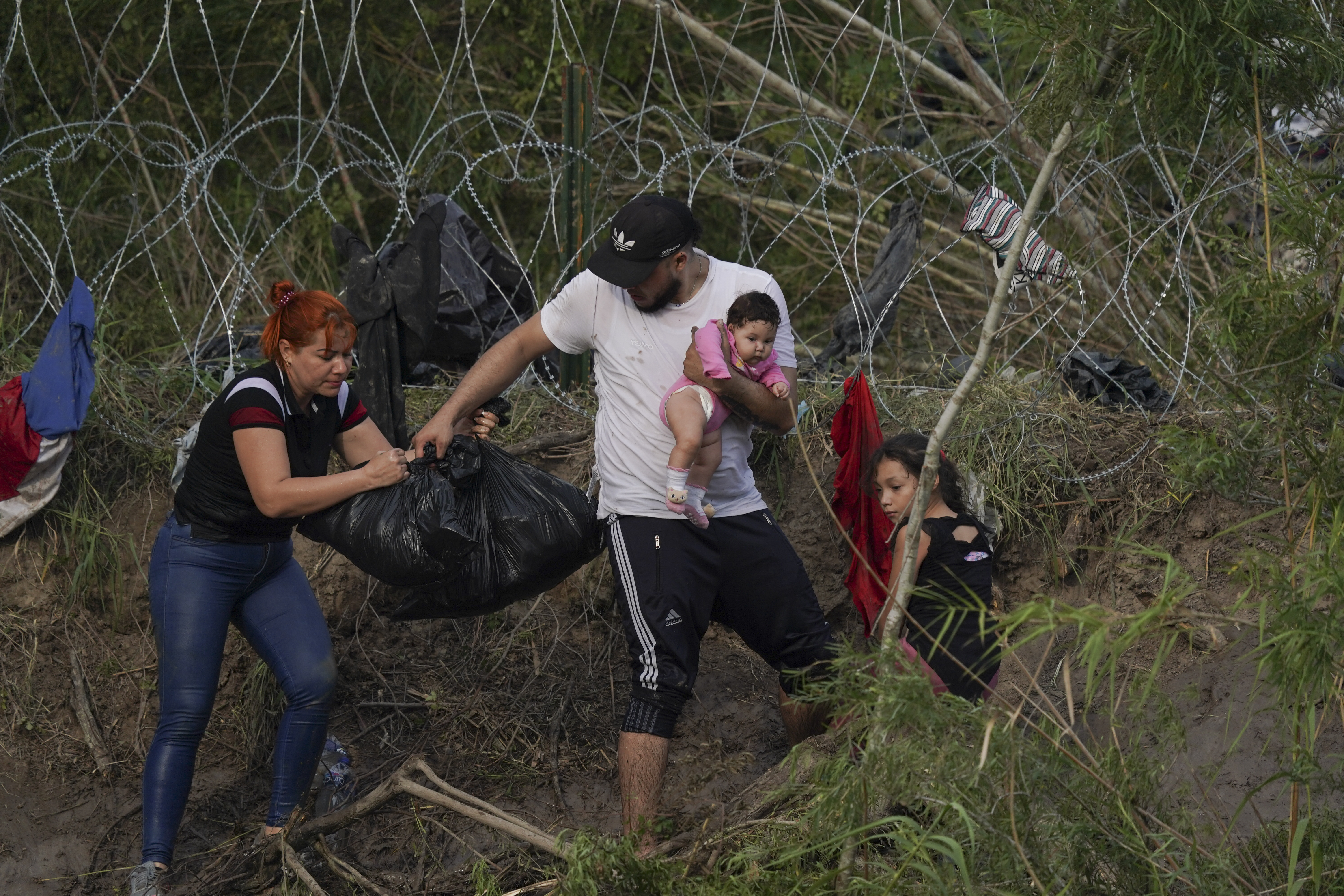 US-Mexico border sees orderly crossings as new migration rules take effect - Vimarsana News