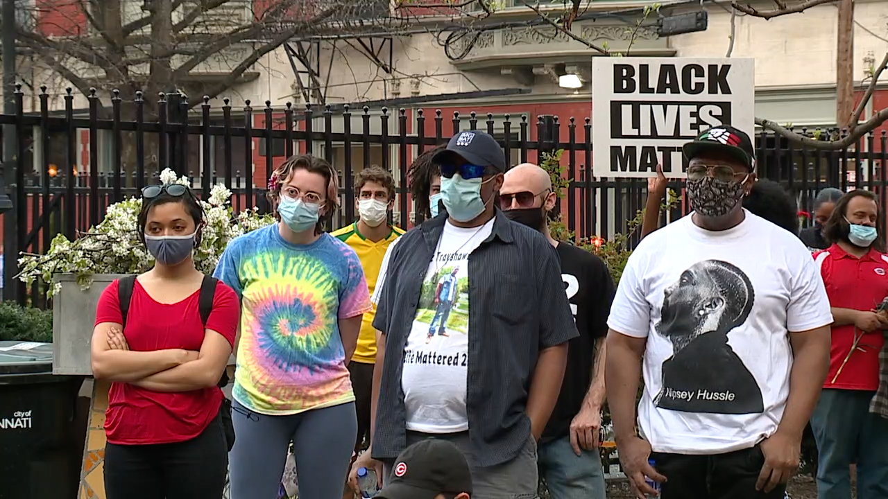 Crowd gathers in Washington Park on the 20-year anniversary of Timothy Thomas's death - Vimarsana News
