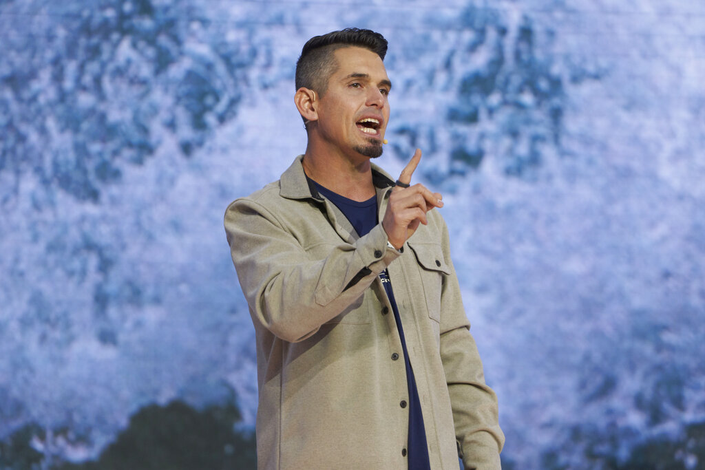 New Saddleback pastor sees women clergy in church's future - Vimarsana News