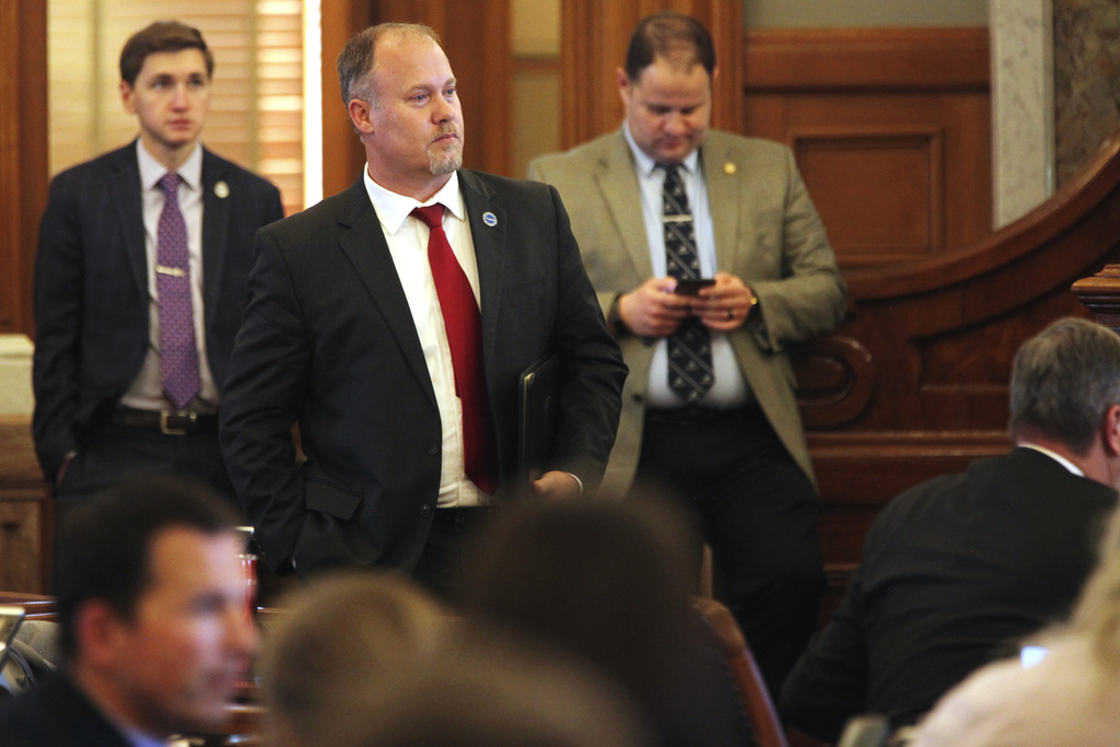 Kansas lawmakers scuttle plan for cutting taxes, defying governor, GOP leaders - Vimarsana News