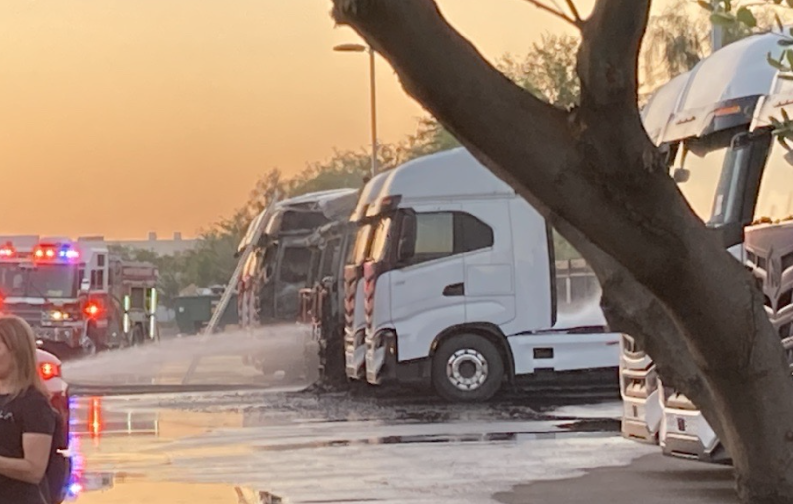 Row of electric semi-trucks catches fire at Nikola property in Phoenix - Vimarsana News