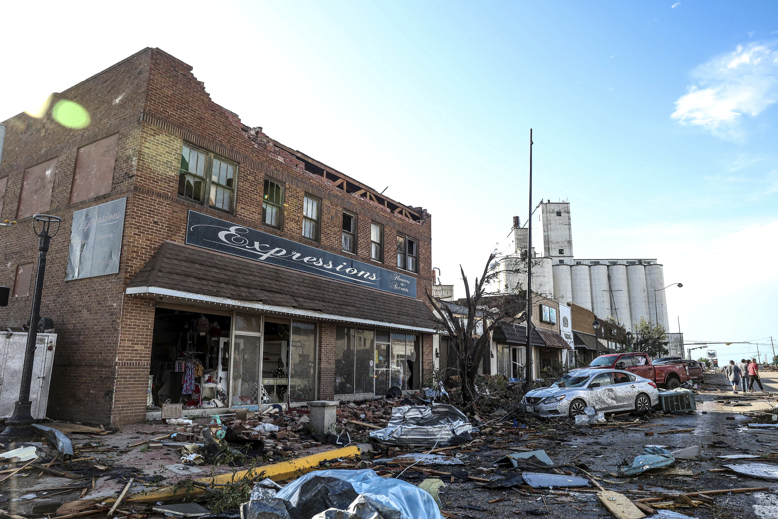 Cleanup begins after tornadoes hit in Texas and Florida, killing 4 - Vimarsana News