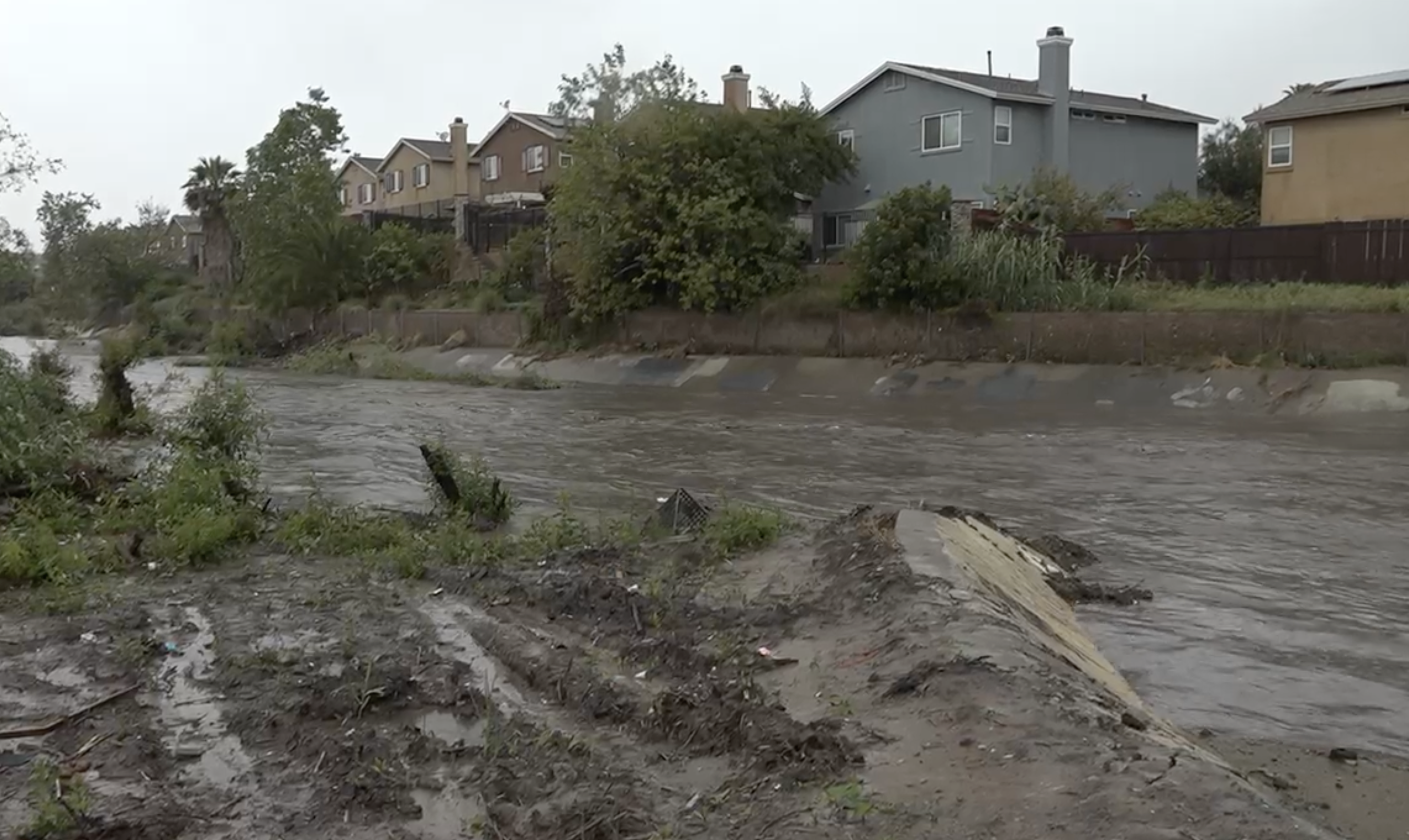 Weekend rain brings anxiety for flood-prone neighborhoods - Vimarsana News