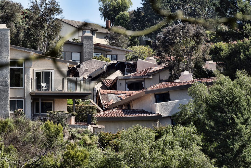 Landslide tears apart luxury homes on Palos Verdes Peninsula - Vimarsana News