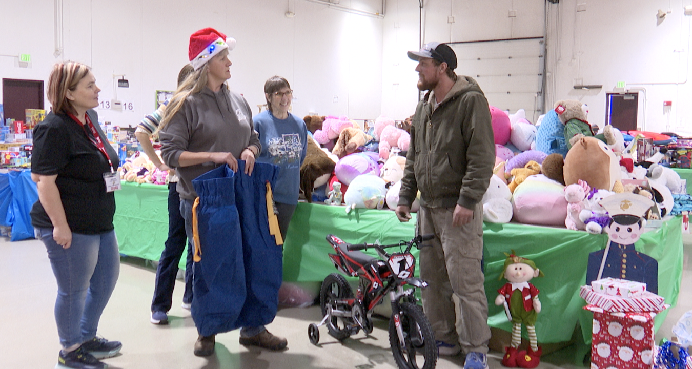Family involved in Ferndale shooting receives gifts from Toys for Tots - Vimarsana News