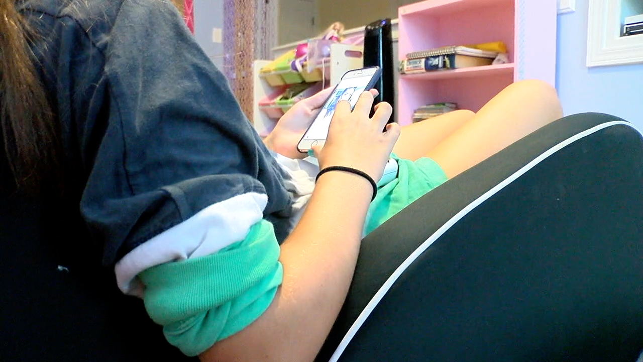 Pediatrician recommends families place limits on screen time during pandemic - Vimarsana News