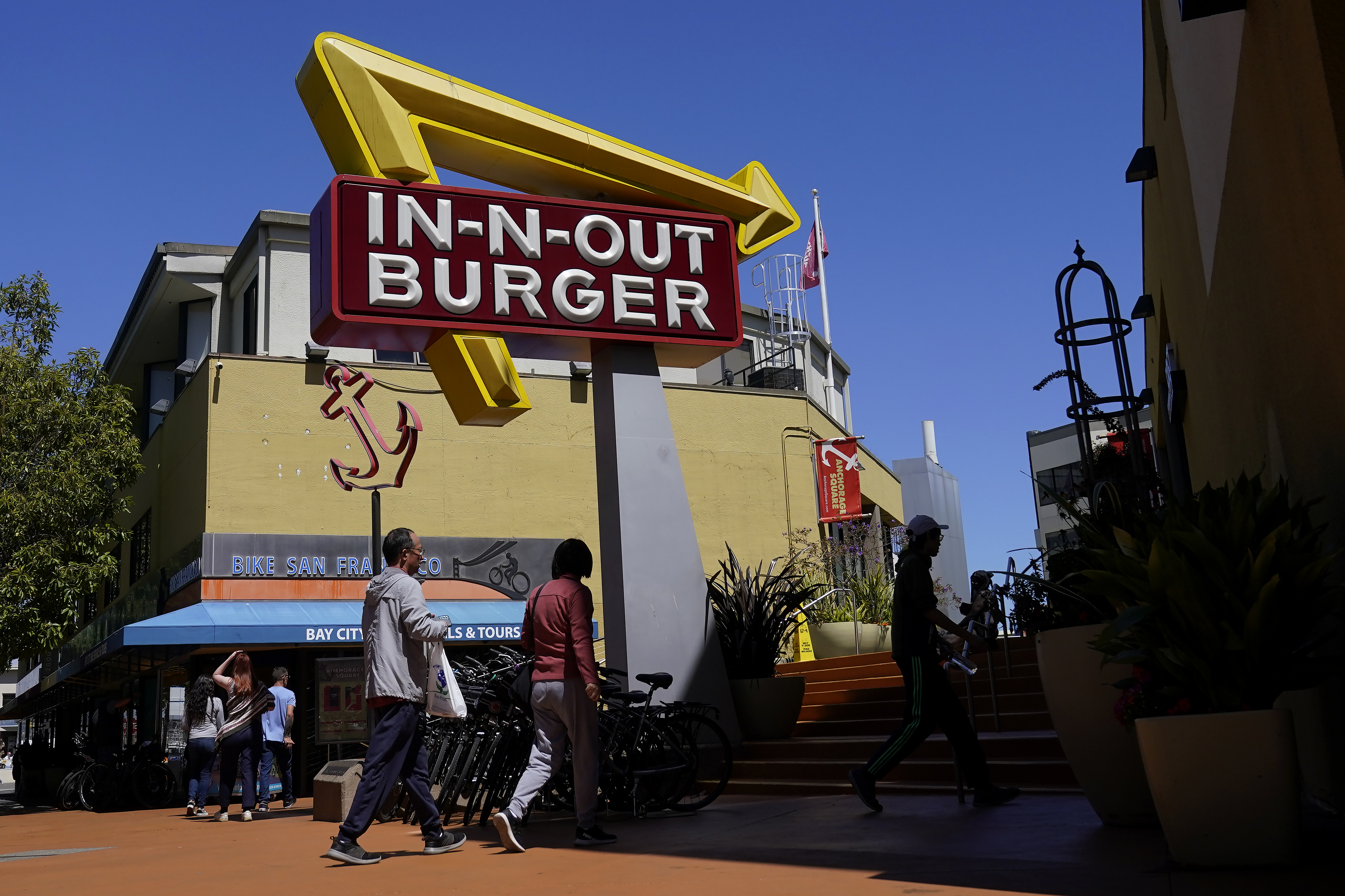 California weighs rules giving fast food workers more power - Vimarsana News