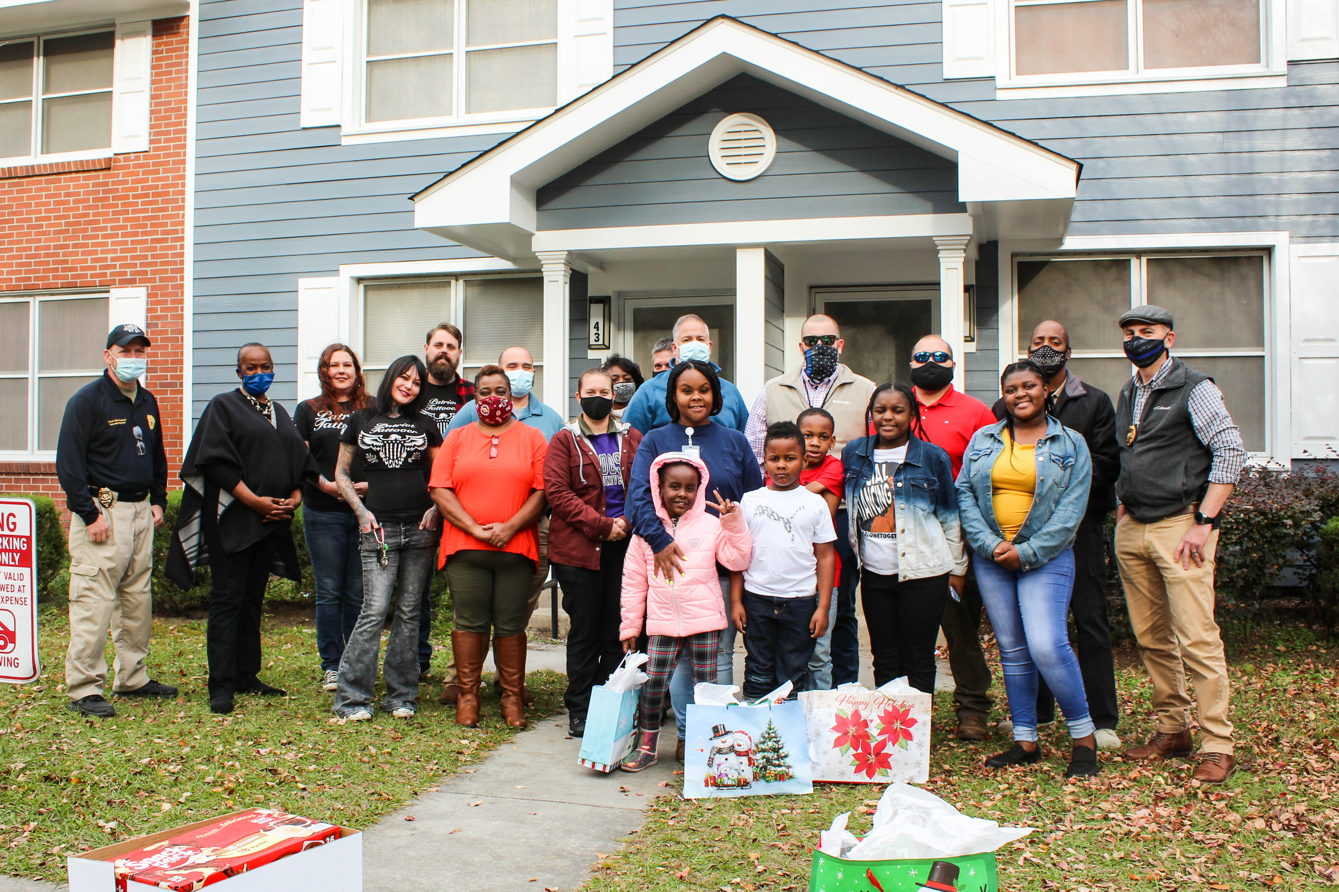 Valdosta Police, community partners surprise family with Christmas donations - Vimarsana News