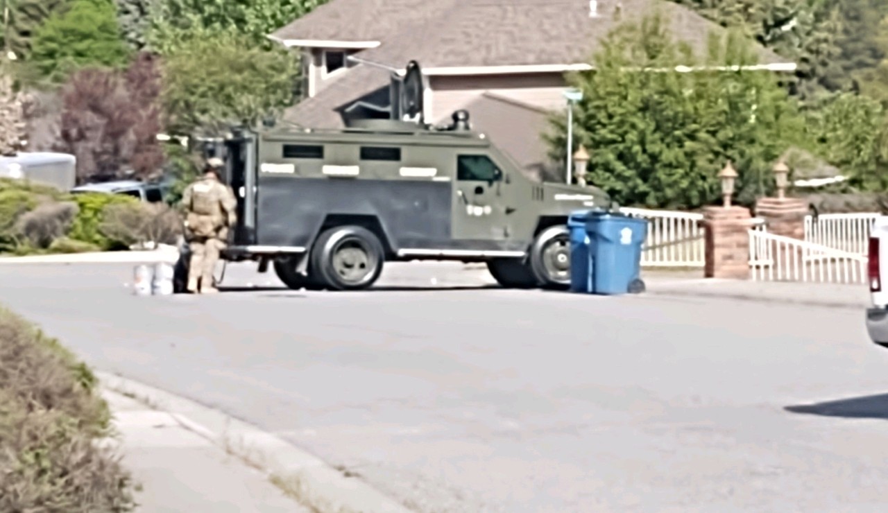 Law enforcement remains on scene of person barricaded in Missoula home - Vimarsana News