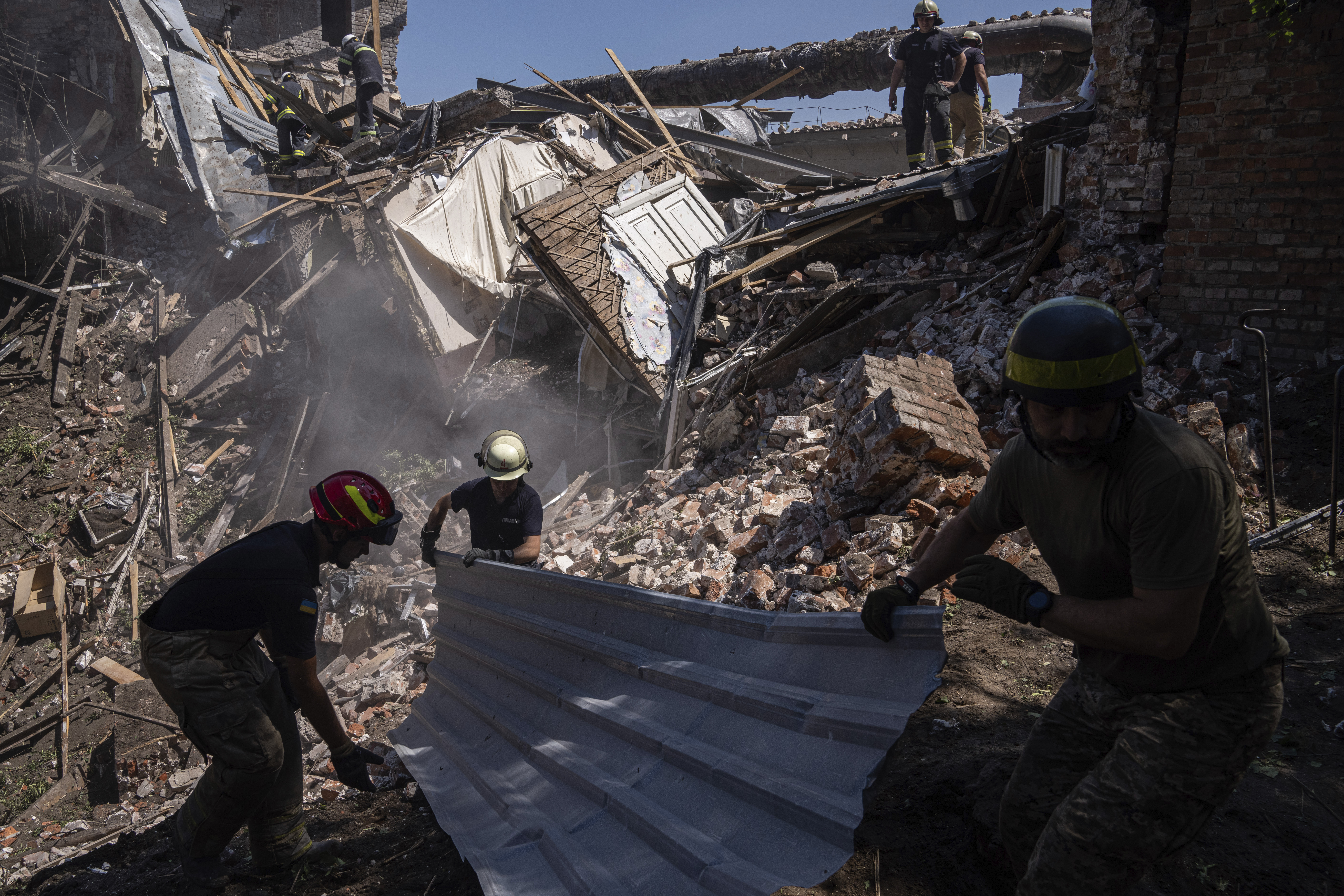 Ukrainian governor: Russia raising 'true hell' in the east - Vimarsana News