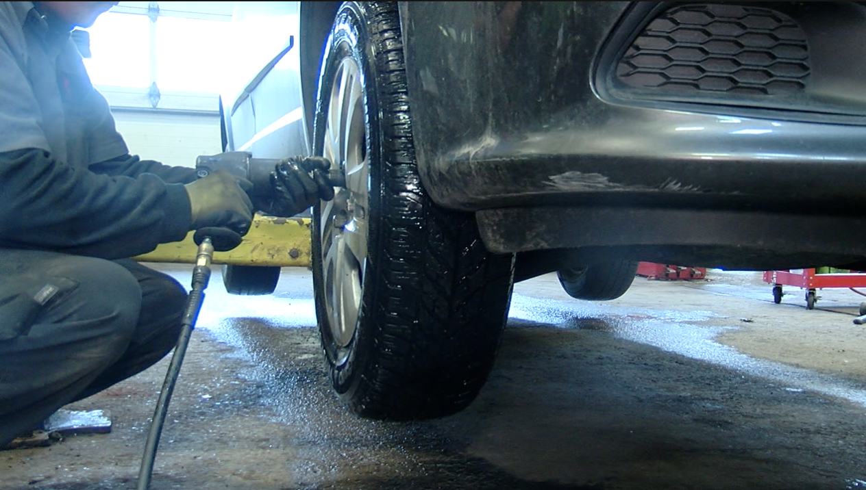 The possibility of a white Christmas brings a rush to get snow tires - Vimarsana News