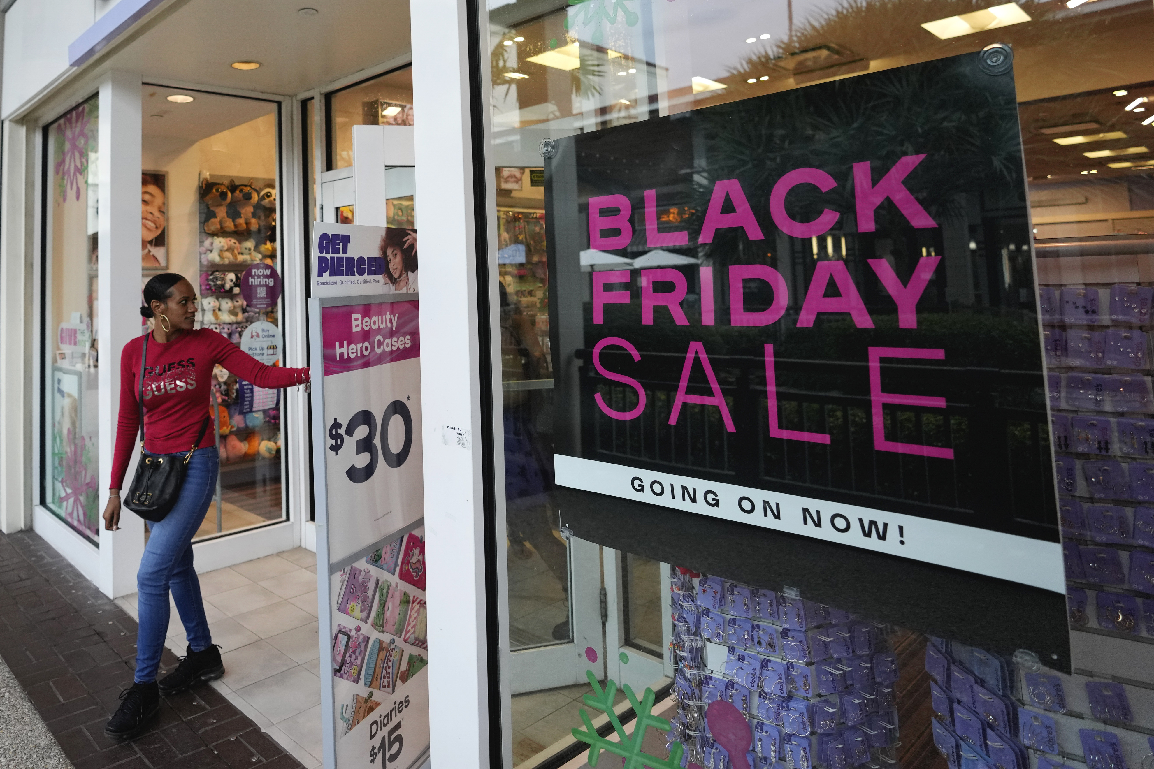 Holiday shopping kicks off with inflation dampening spirits - Vimarsana News