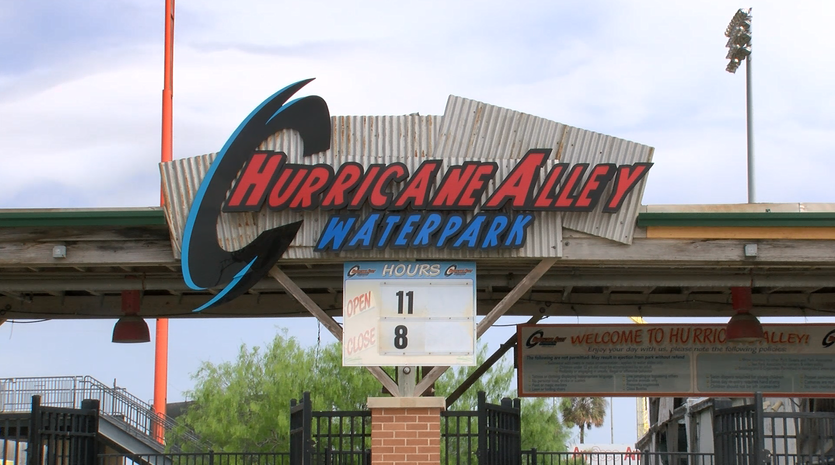 Vigilant lifeguards at Hurricane Alley pull underage guest from underwater - Vimarsana News