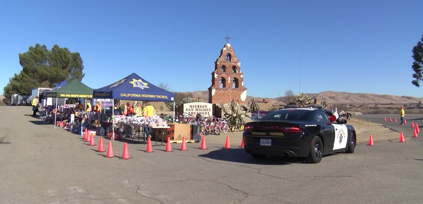 Cars line up in San Miguel for Children's Resource Network Central Coast toy giveaway - Vimarsana News