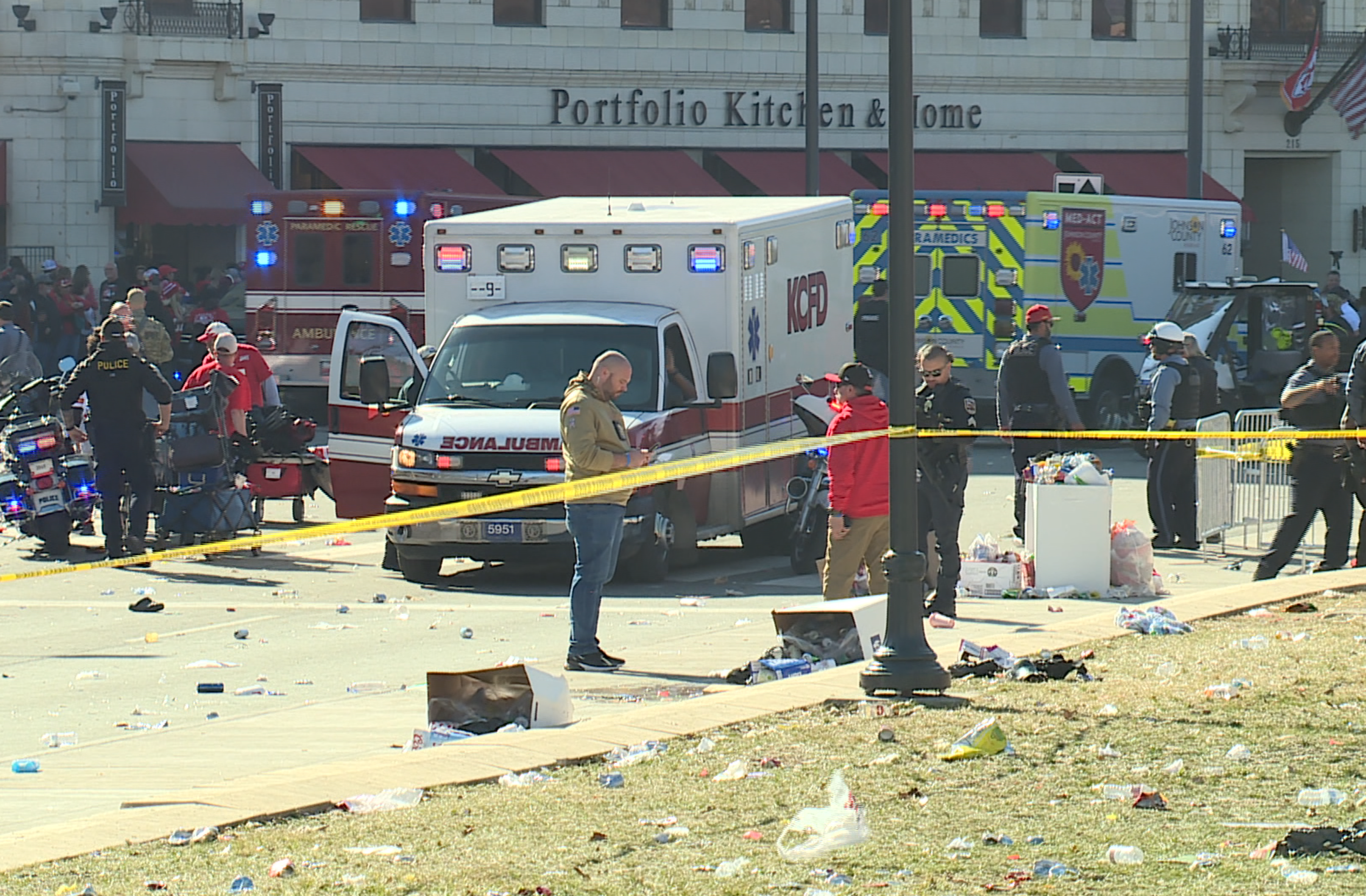 Doctors who triaged, treated patients during parade shooting recount experience - Vimarsana News