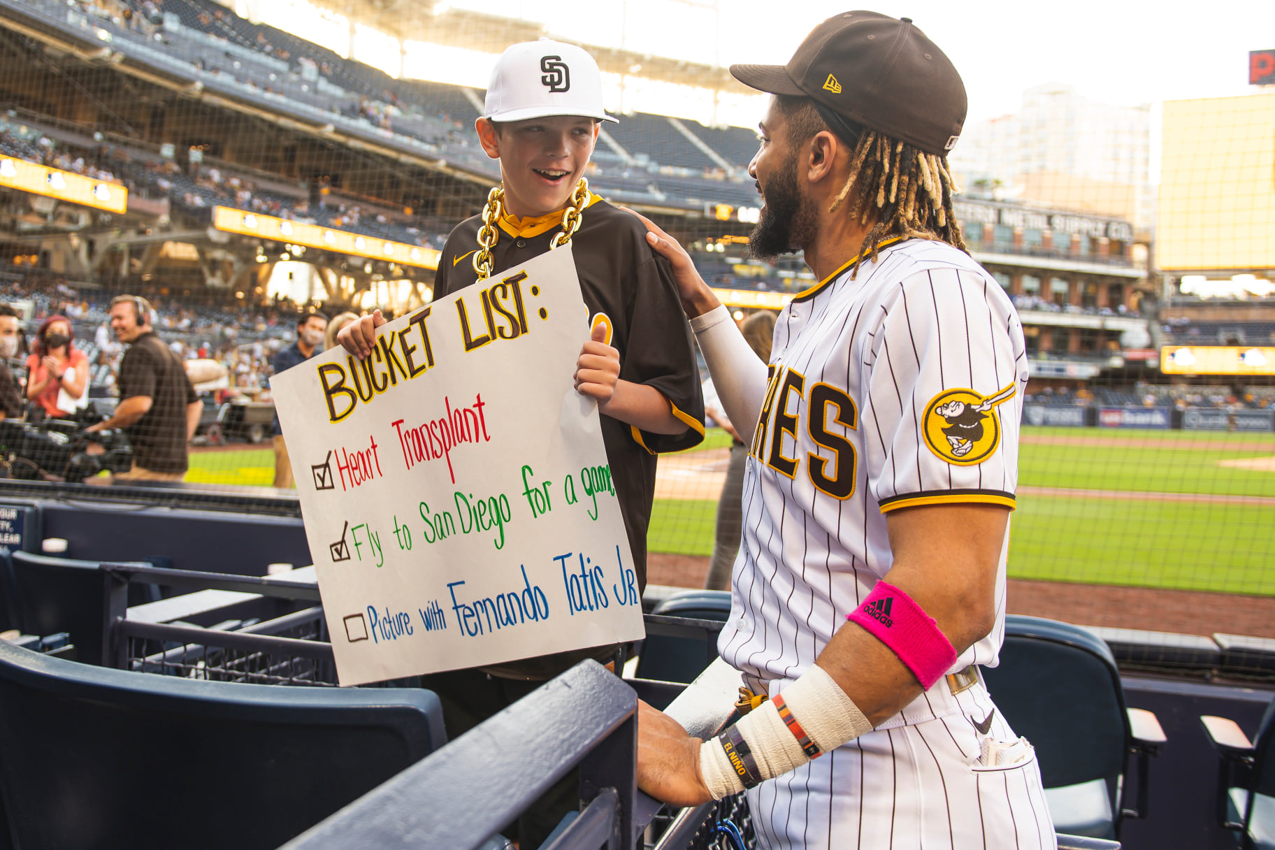 Following heart transplant, teenager gets surprise photo op with MLB superstar - Vimarsana News