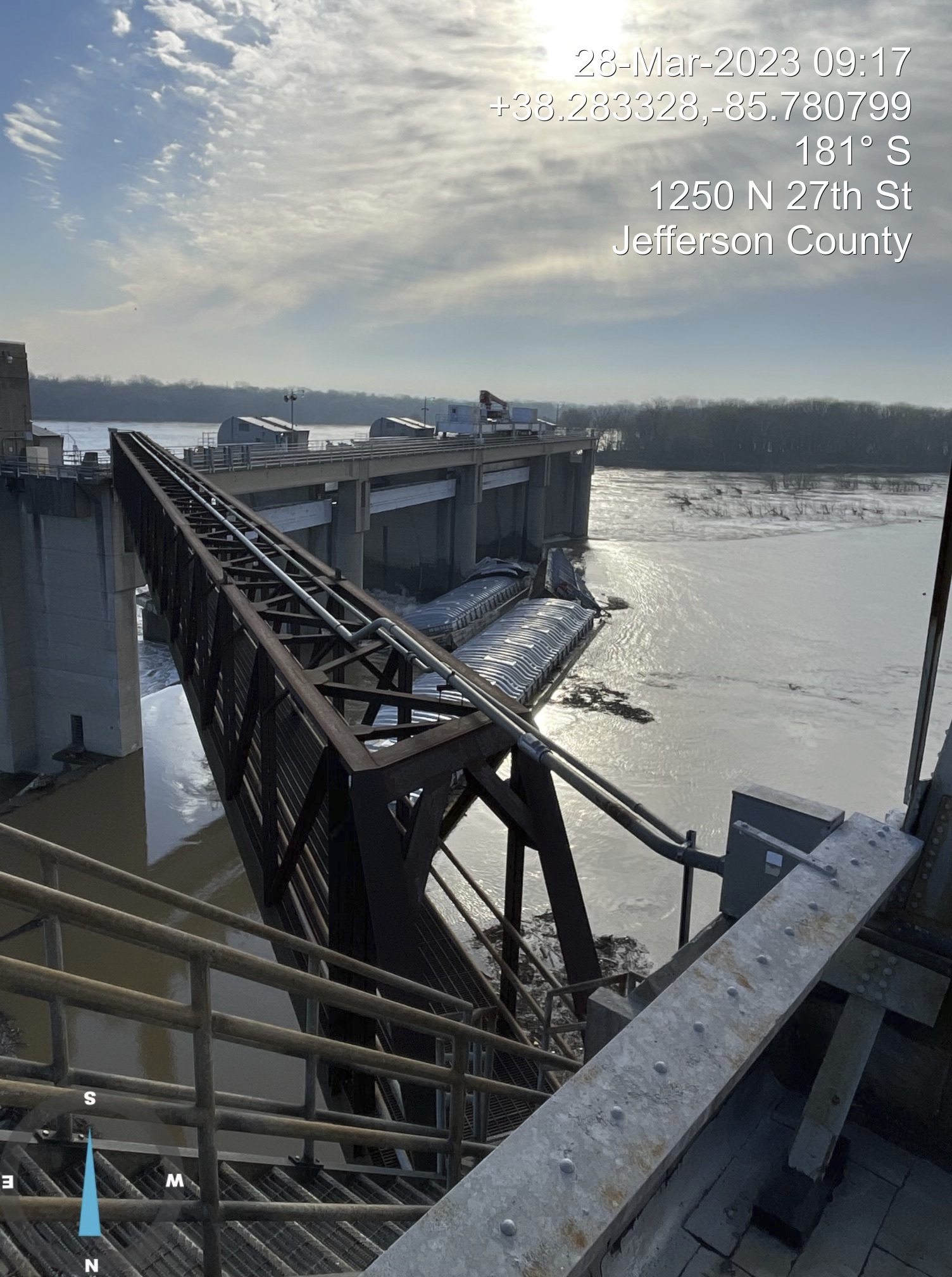 Crews work to recover 3 barges that got loose on Ohio River - Vimarsana News