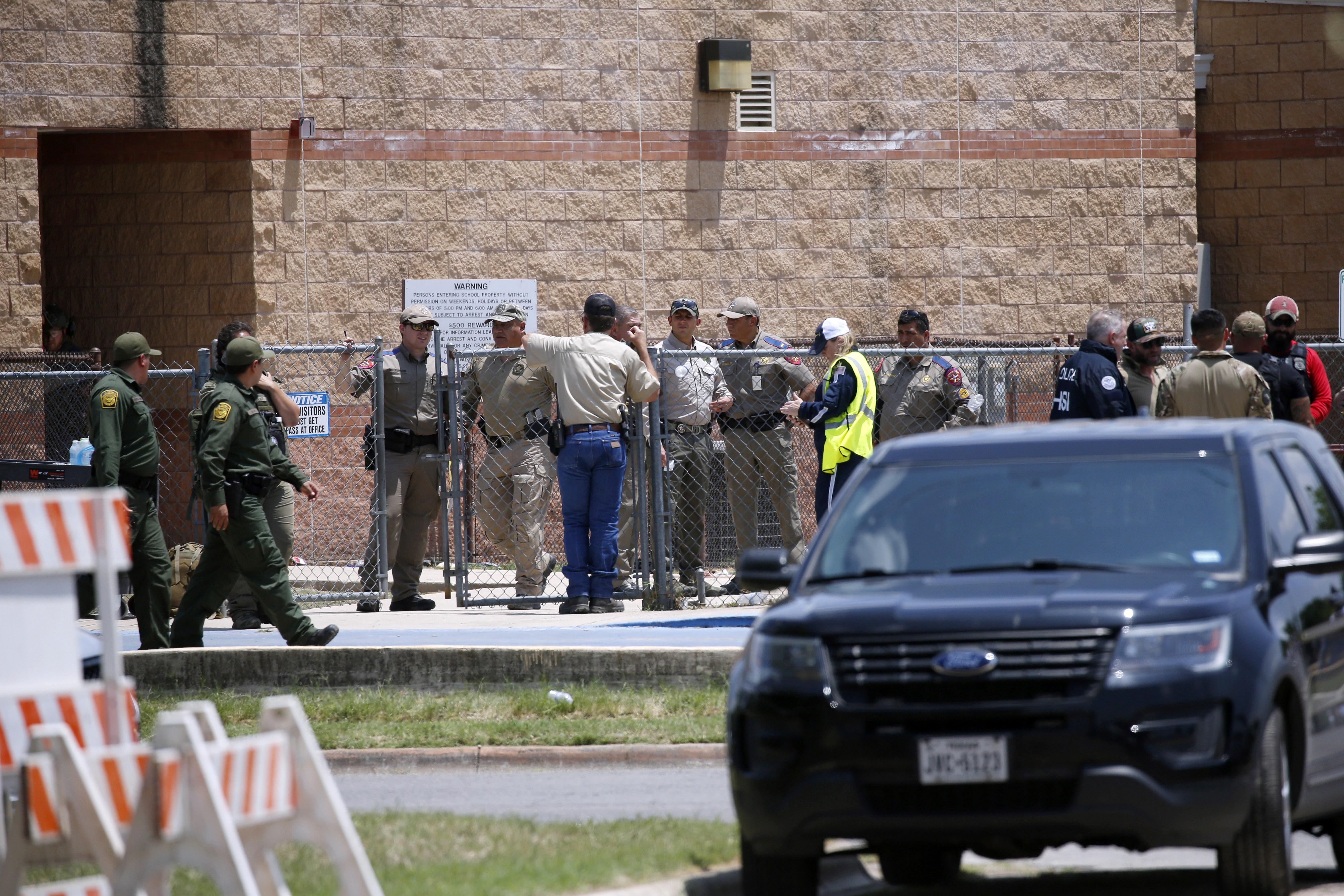 What did police know as the Texas school shooting unfolded? - Vimarsana News
