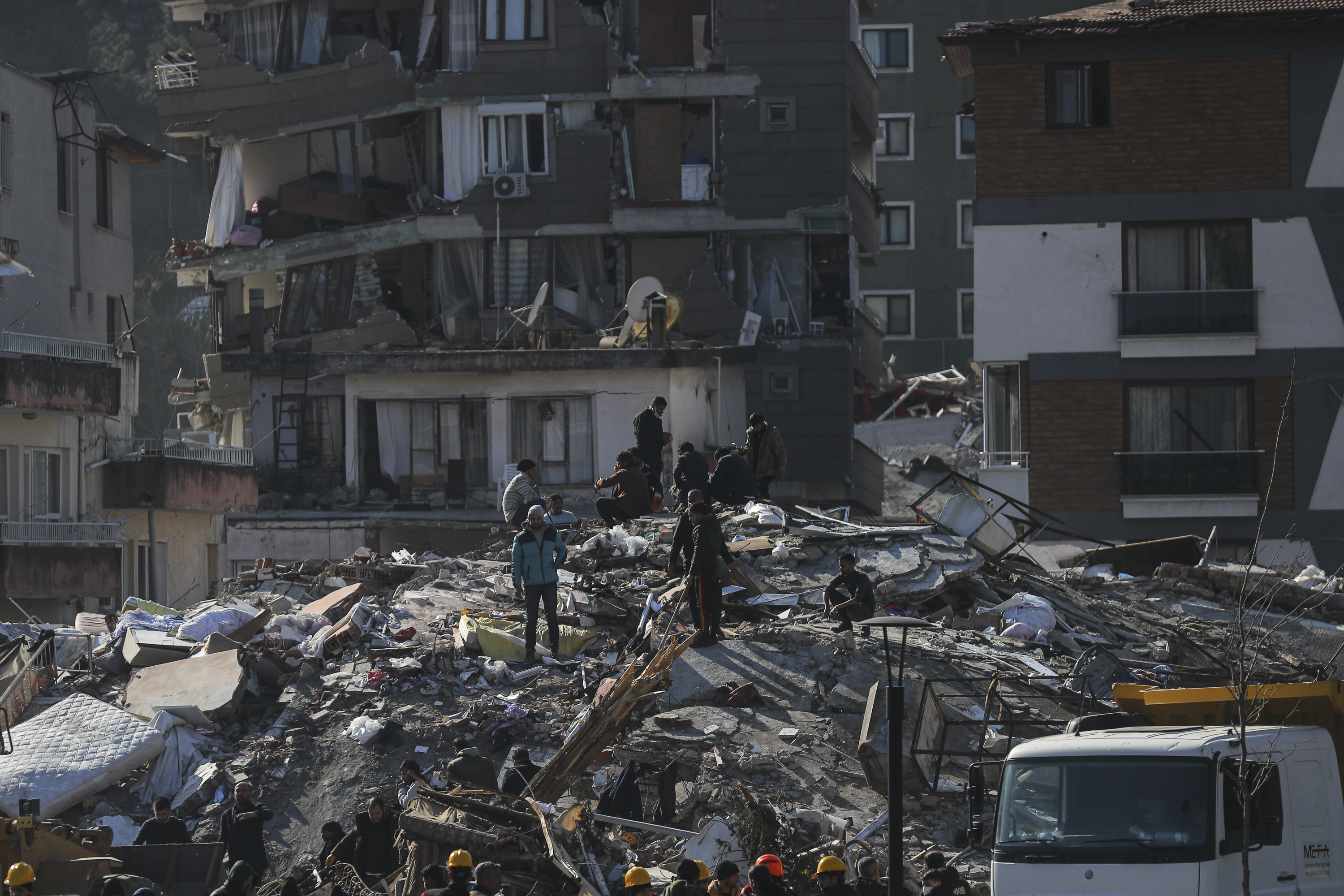 Survivors still being found as quake death toll tops 25,000 - Vimarsana News