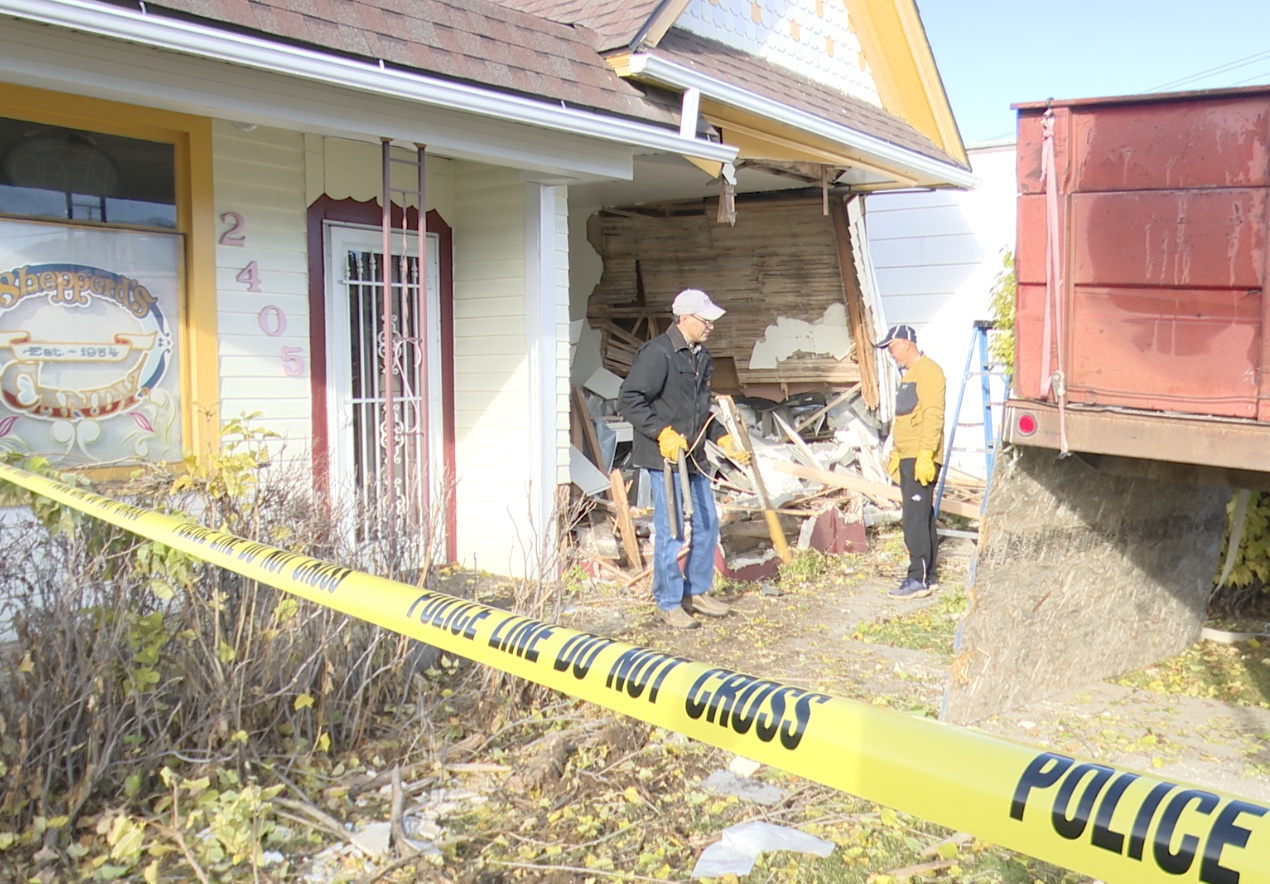 Pickup truck crashes into Butte's iconic candy store - Vimarsana News