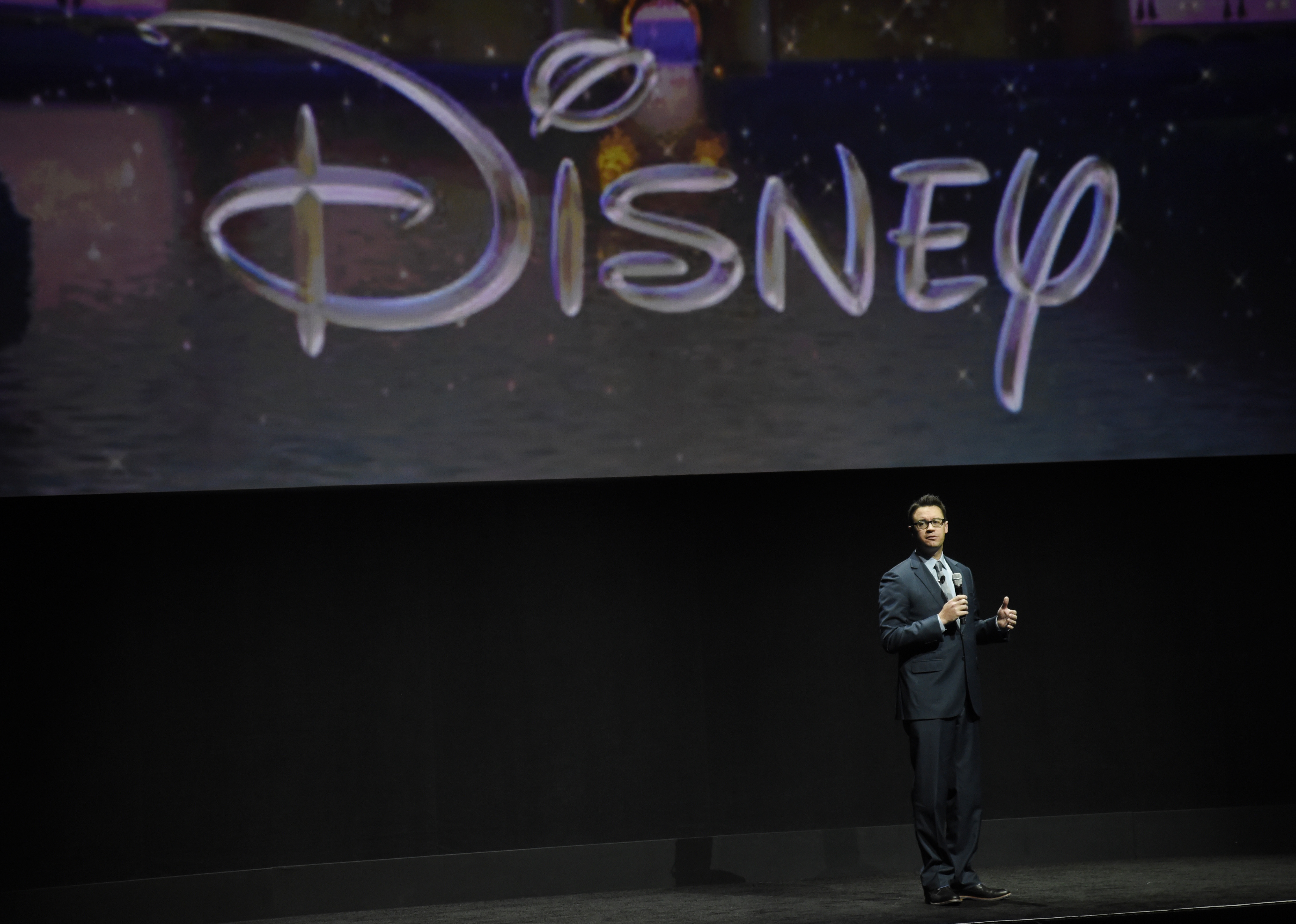 Dave Hollis, Disney exec turned self-help author, dies at 47 - Vimarsana News