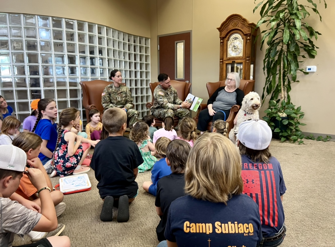Gatesville children interact with Ft. Cavazos soldiers during library story time - Vimarsana News