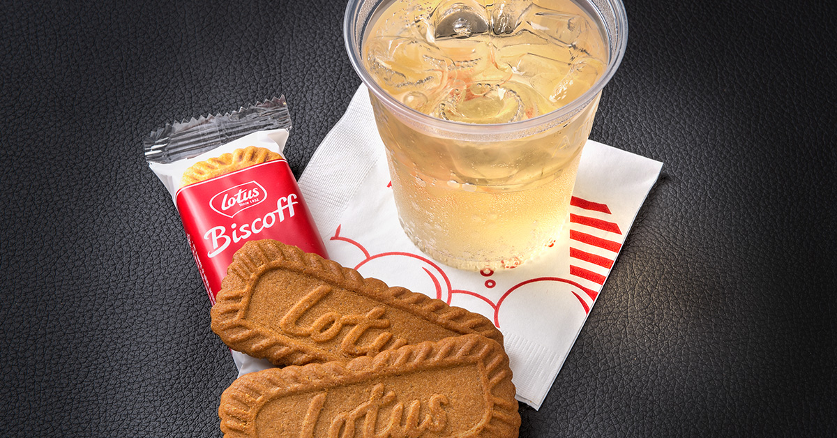 American Airlines announces plans to reintroduce beverage, buy-on-board food service - Vimarsana News