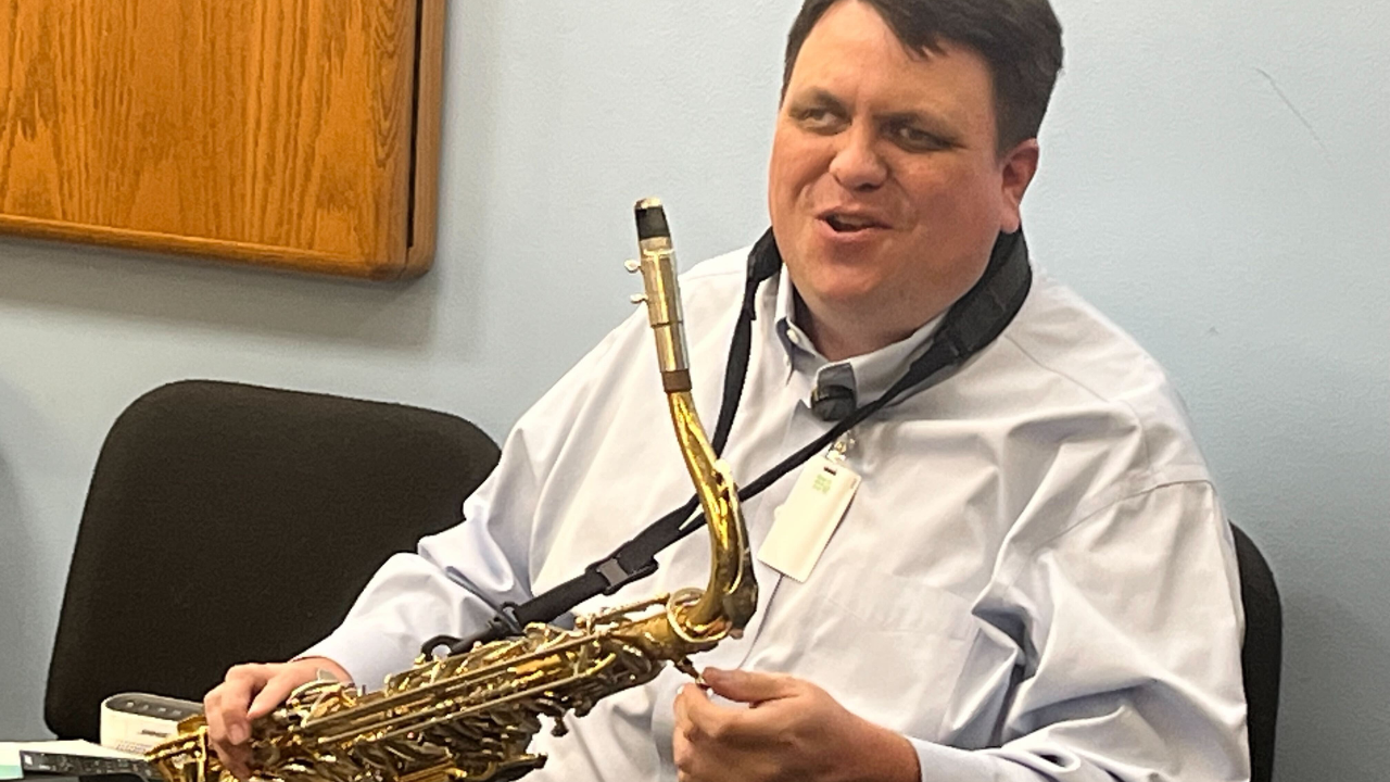 Blind jazz instructor inspires students - Vimarsana News